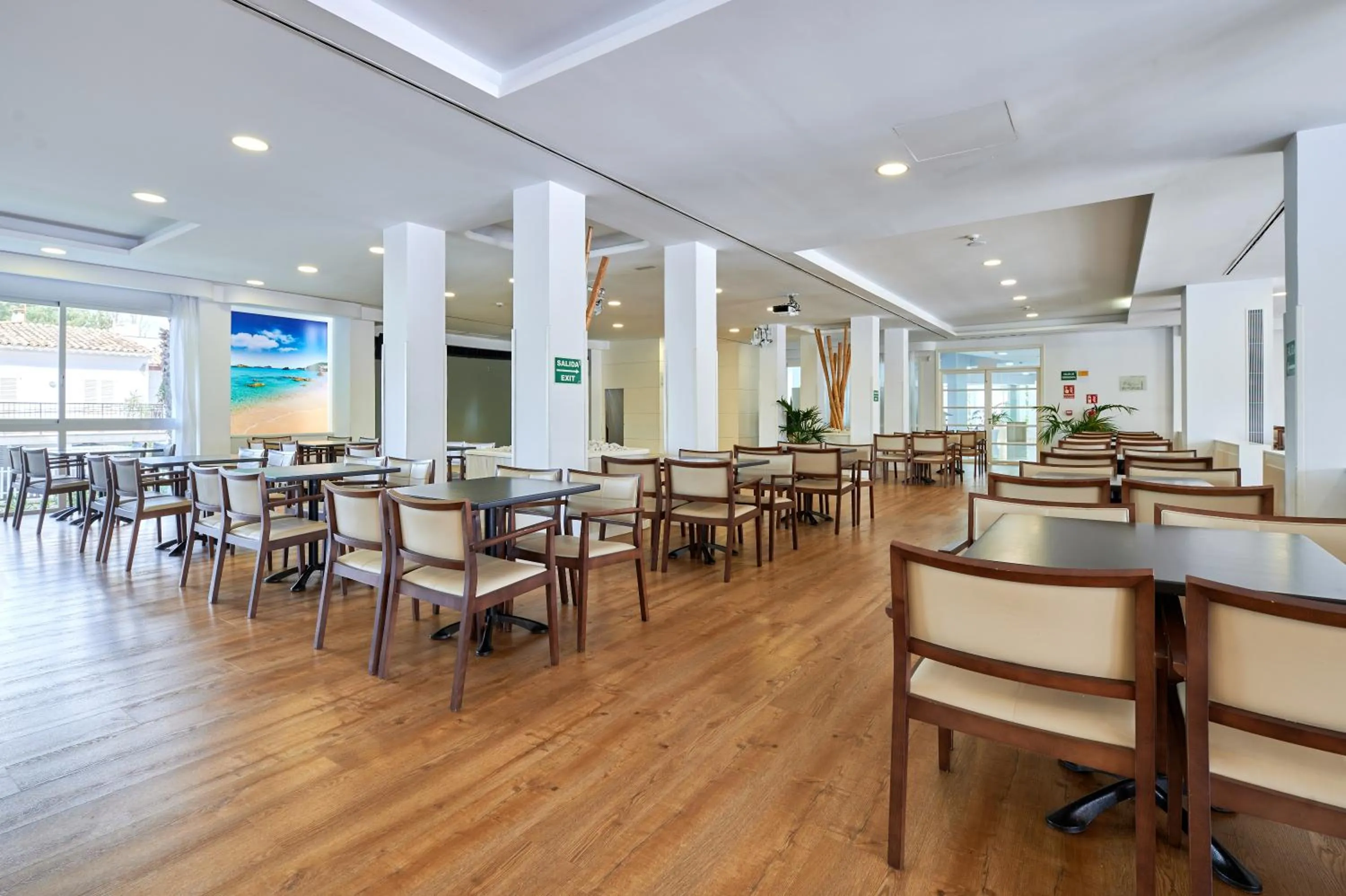 Lounge or bar in AluaSun Continental Park Hotel & Apartments