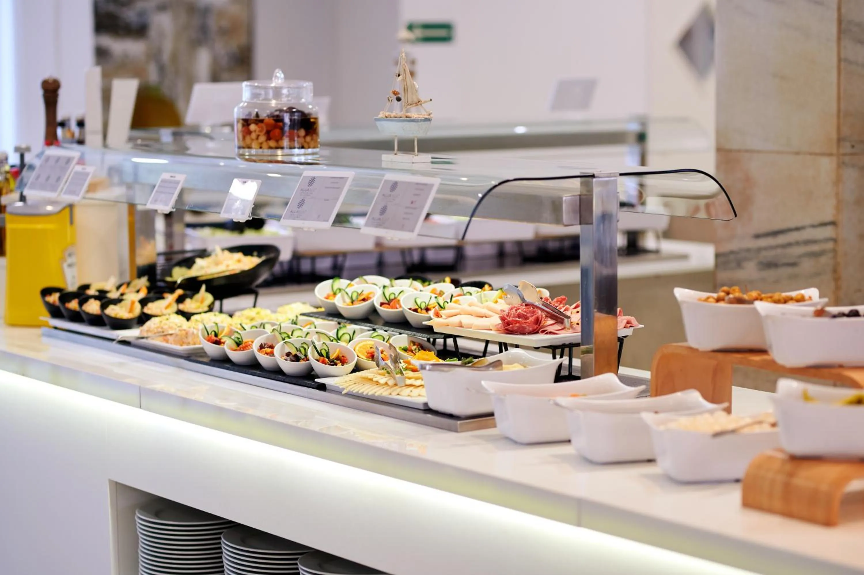 Restaurant/places to eat in AluaSun Continental Park Hotel & Apartments