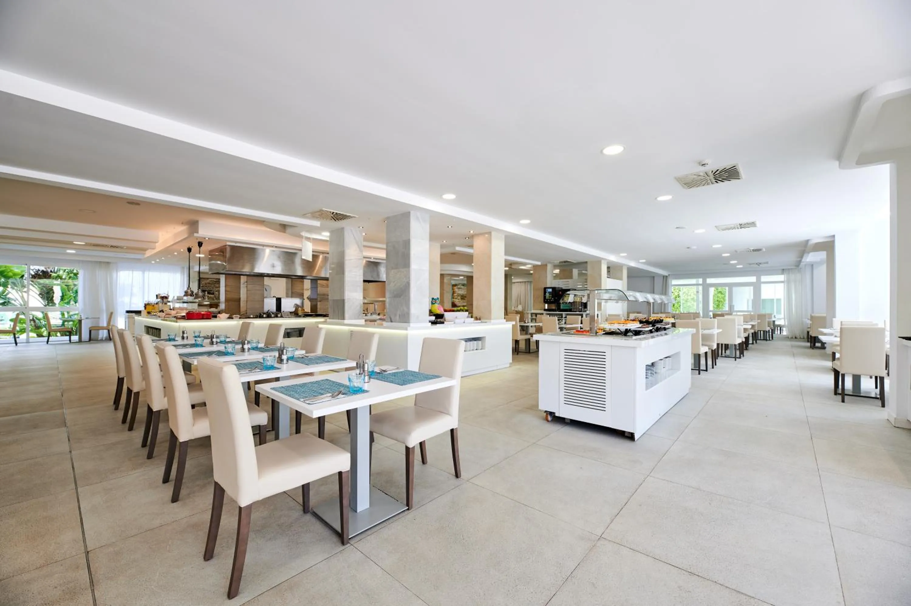 Restaurant/places to eat in AluaSun Continental Park Hotel & Apartments