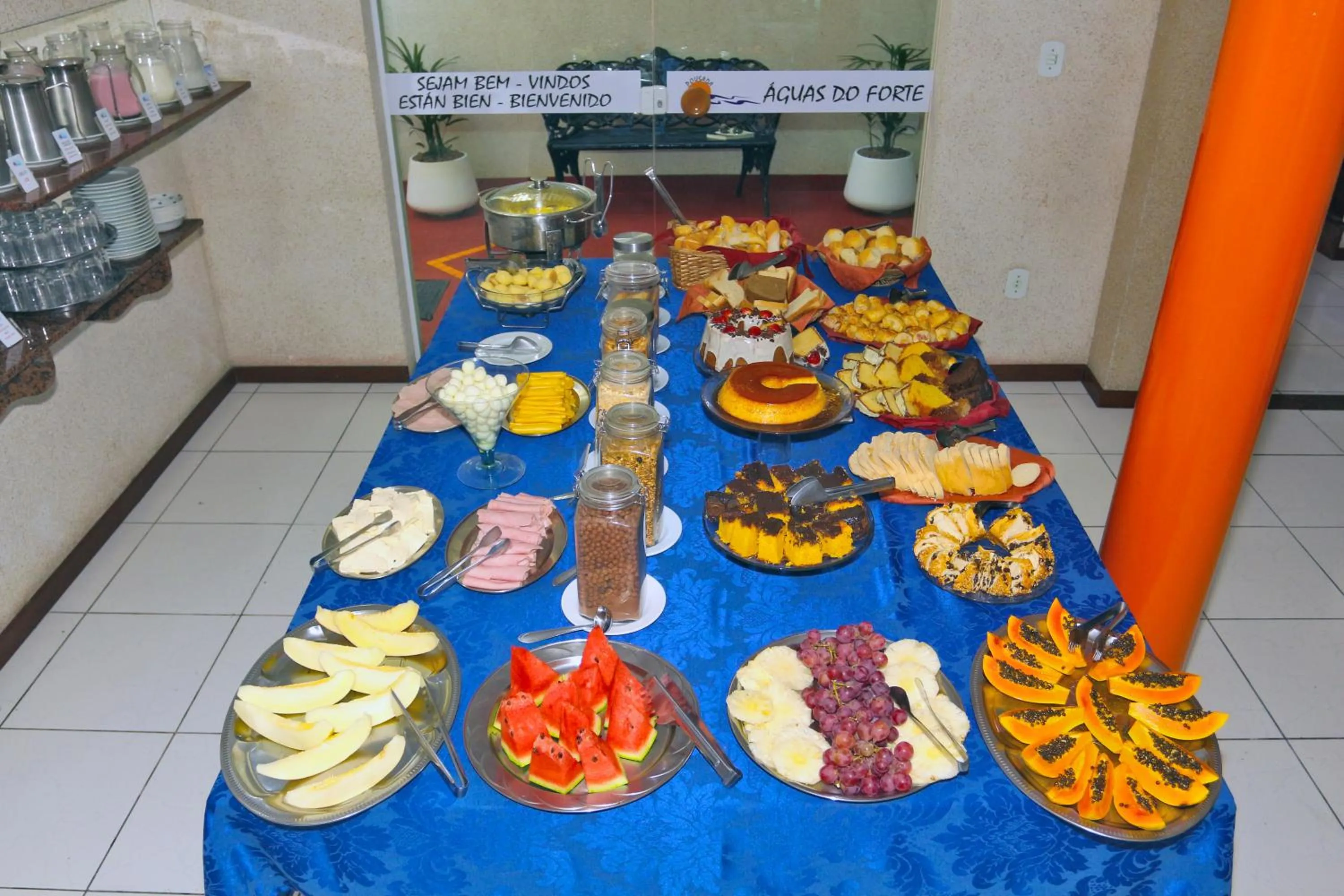 Buffet breakfast in Pousada Águas do Forte