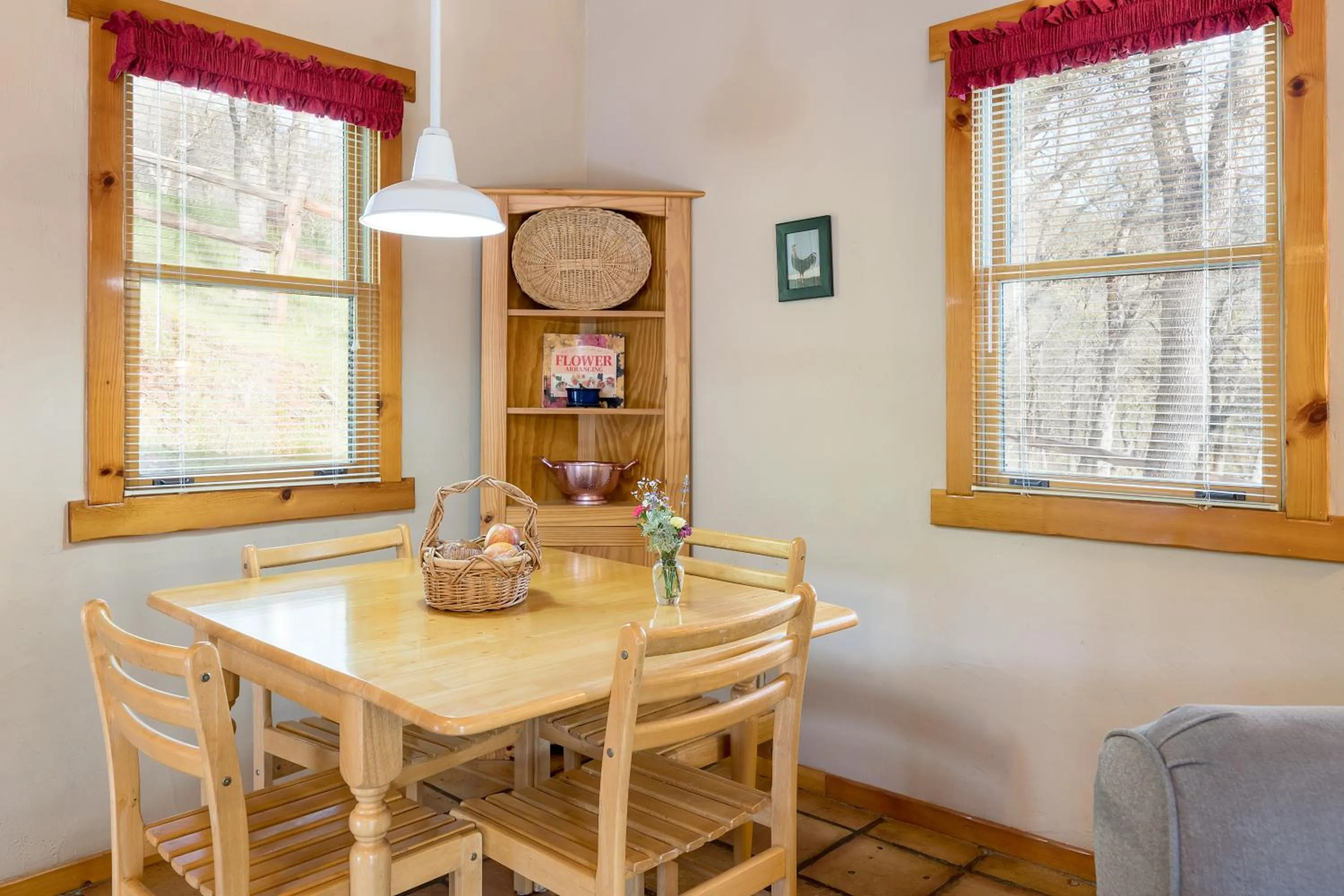 Dining area in Homestead Cottages