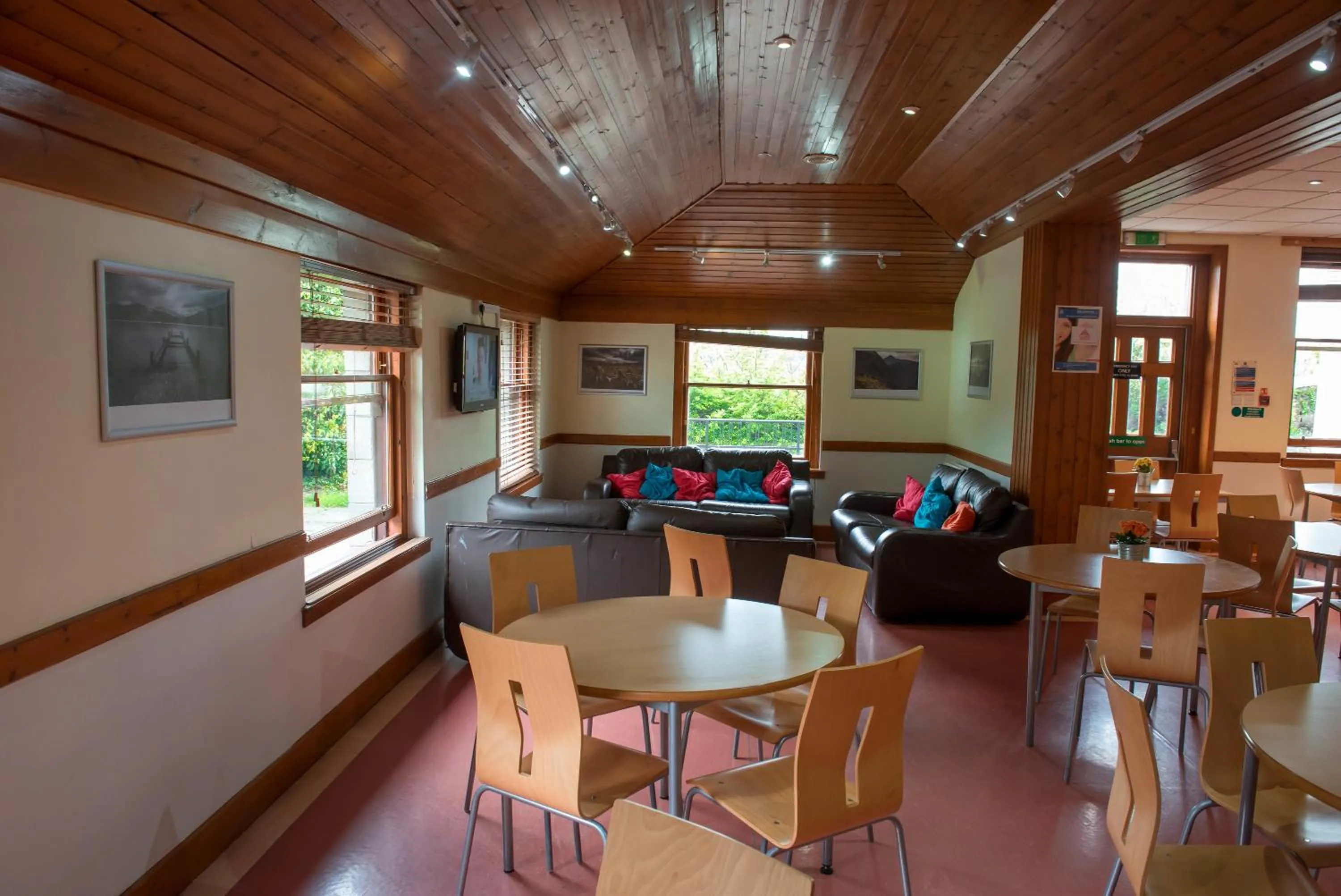 Communal lounge/ TV room in Stirling Youth Hostel