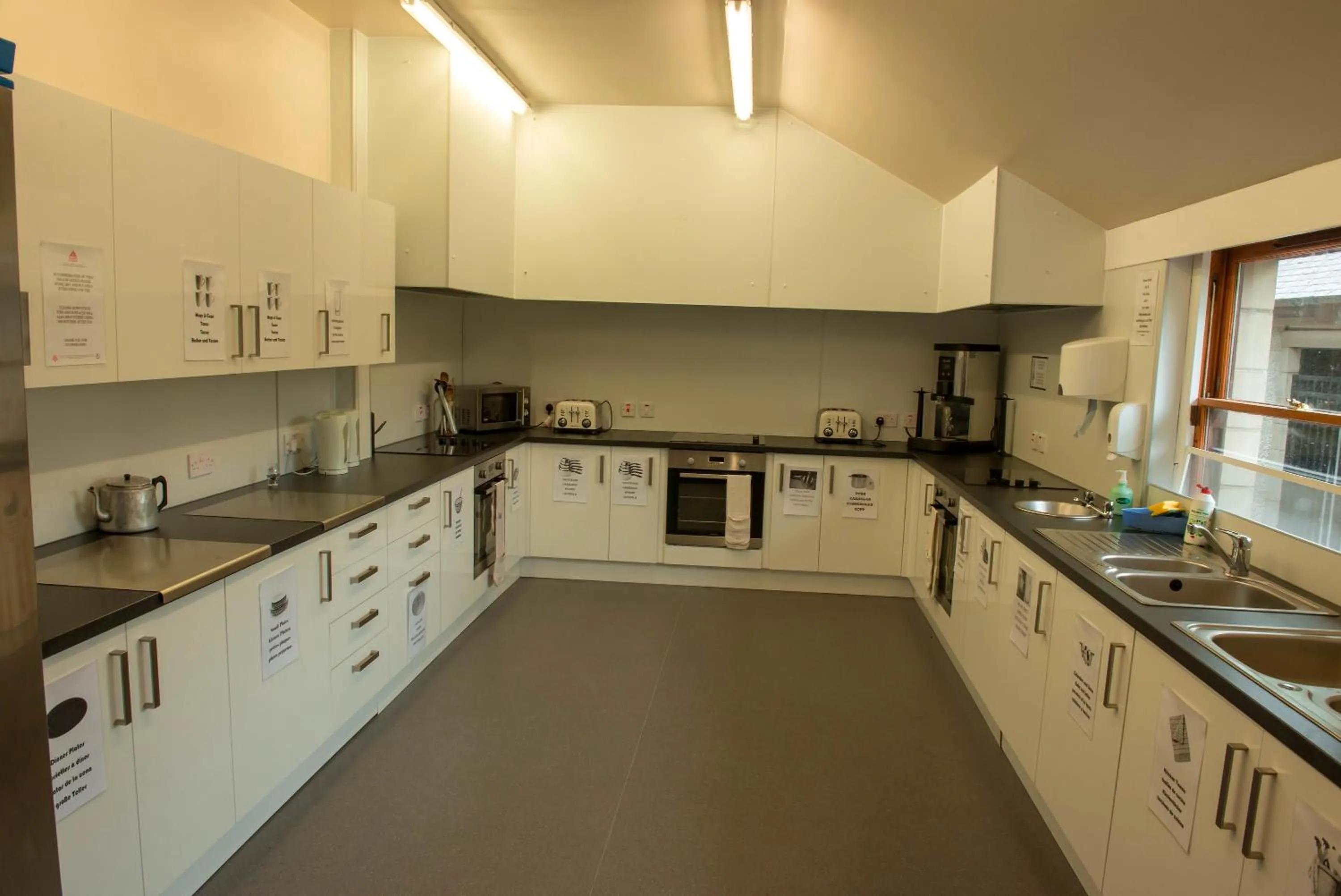Kitchen or kitchenette in Stirling Youth Hostel
