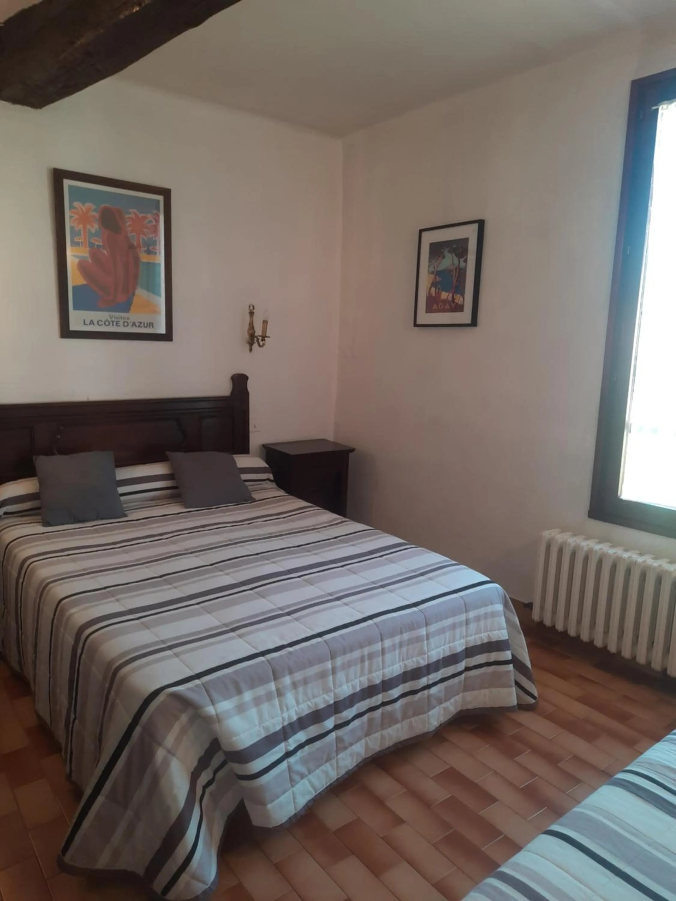 Property building, Bed in Hôtel Central