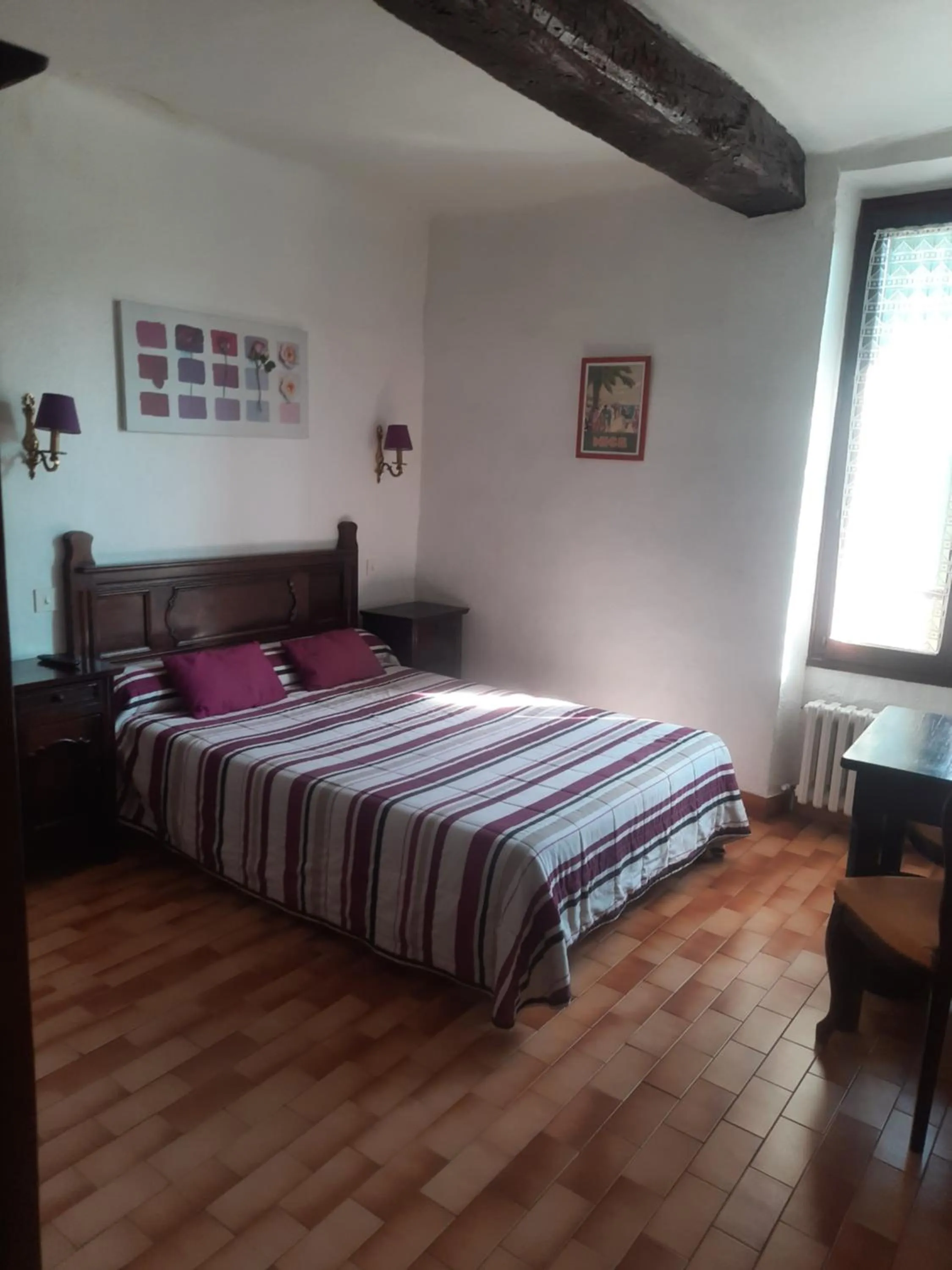 Property building, Bed in Hôtel Central