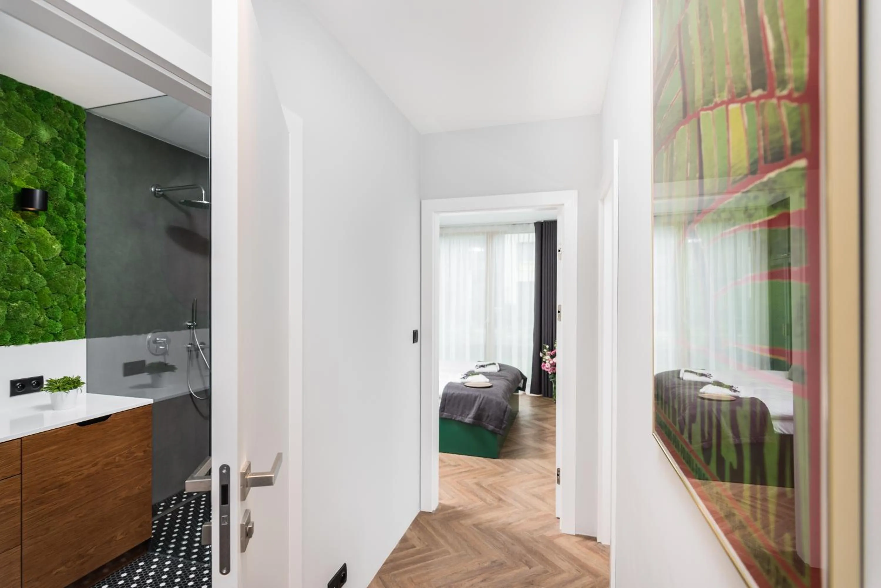 Photo of the whole room, Bed in Moss Apartment