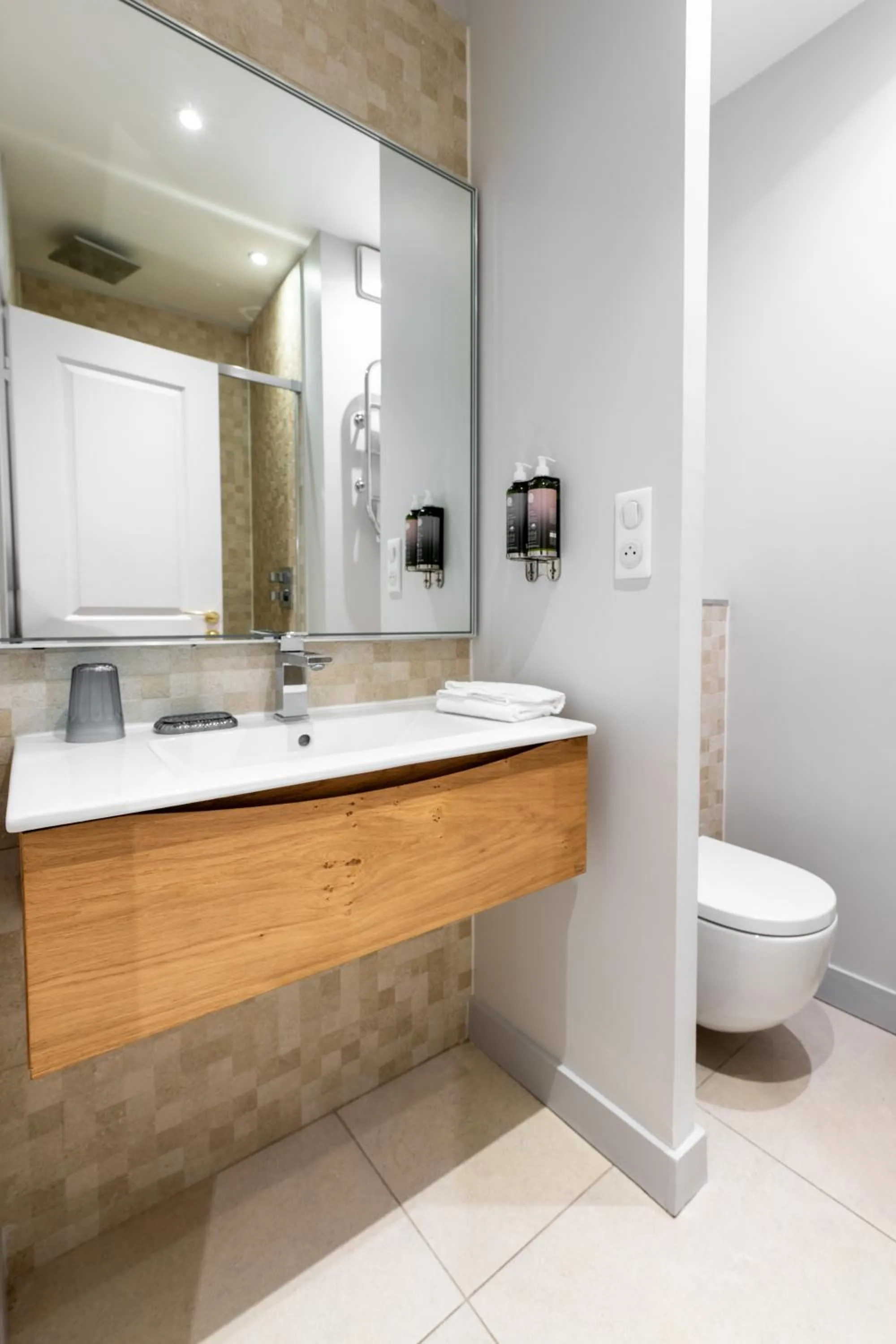 Toilet in Apparts de l'Oncle Louis