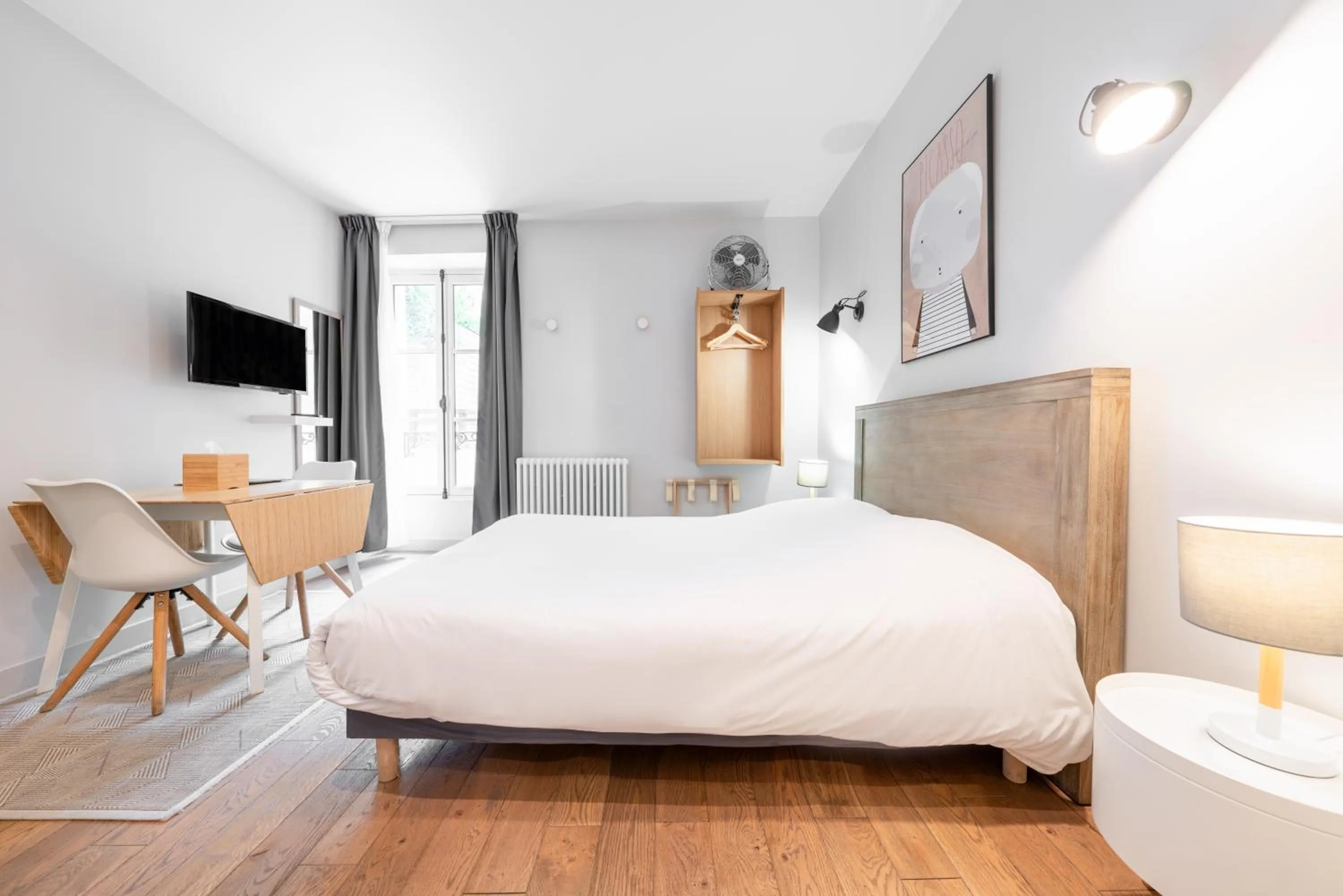 Communal lounge/ TV room, Bed in Apparts de l'Oncle Louis