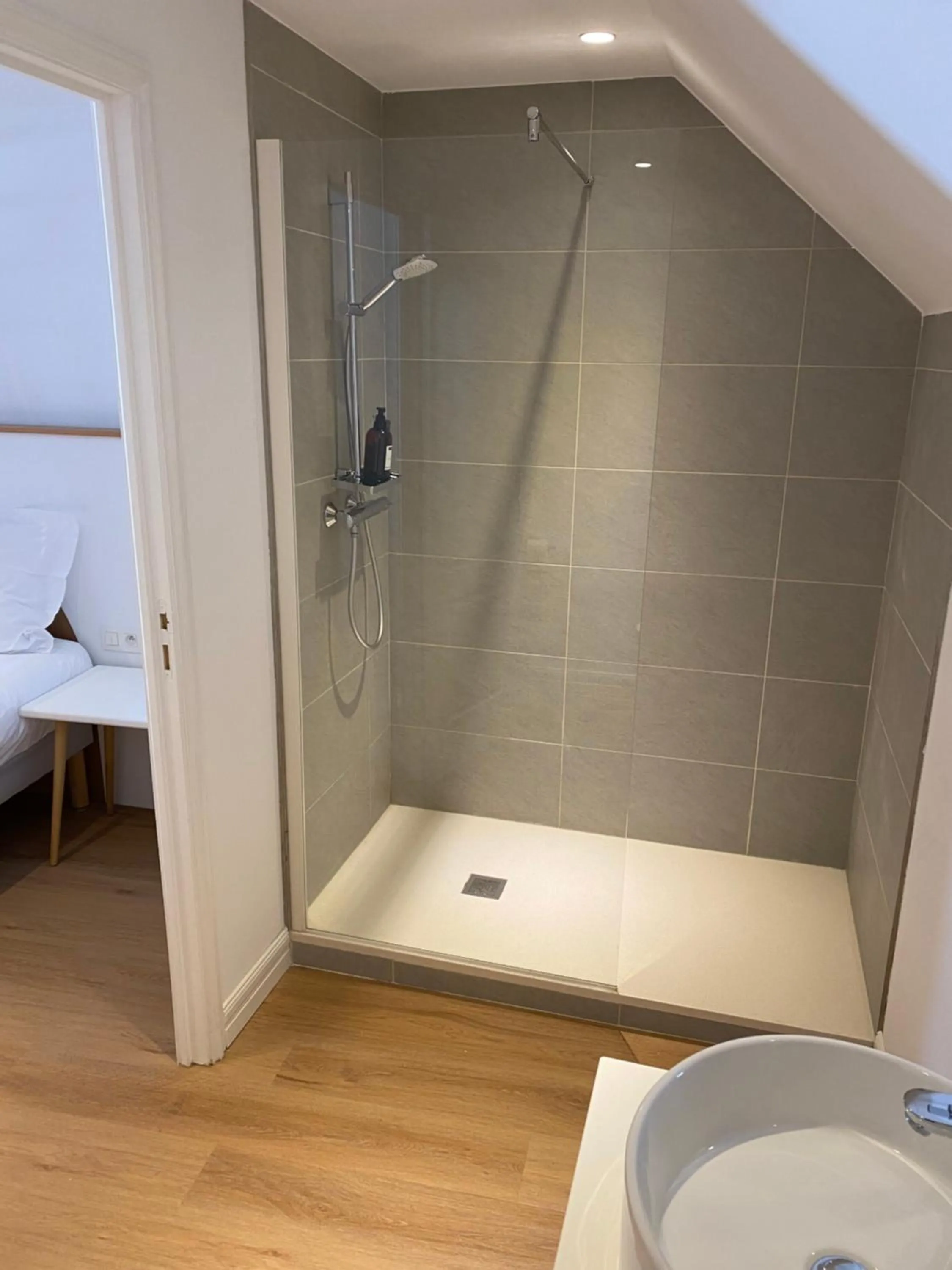 Shower in La Clef des Châteaux