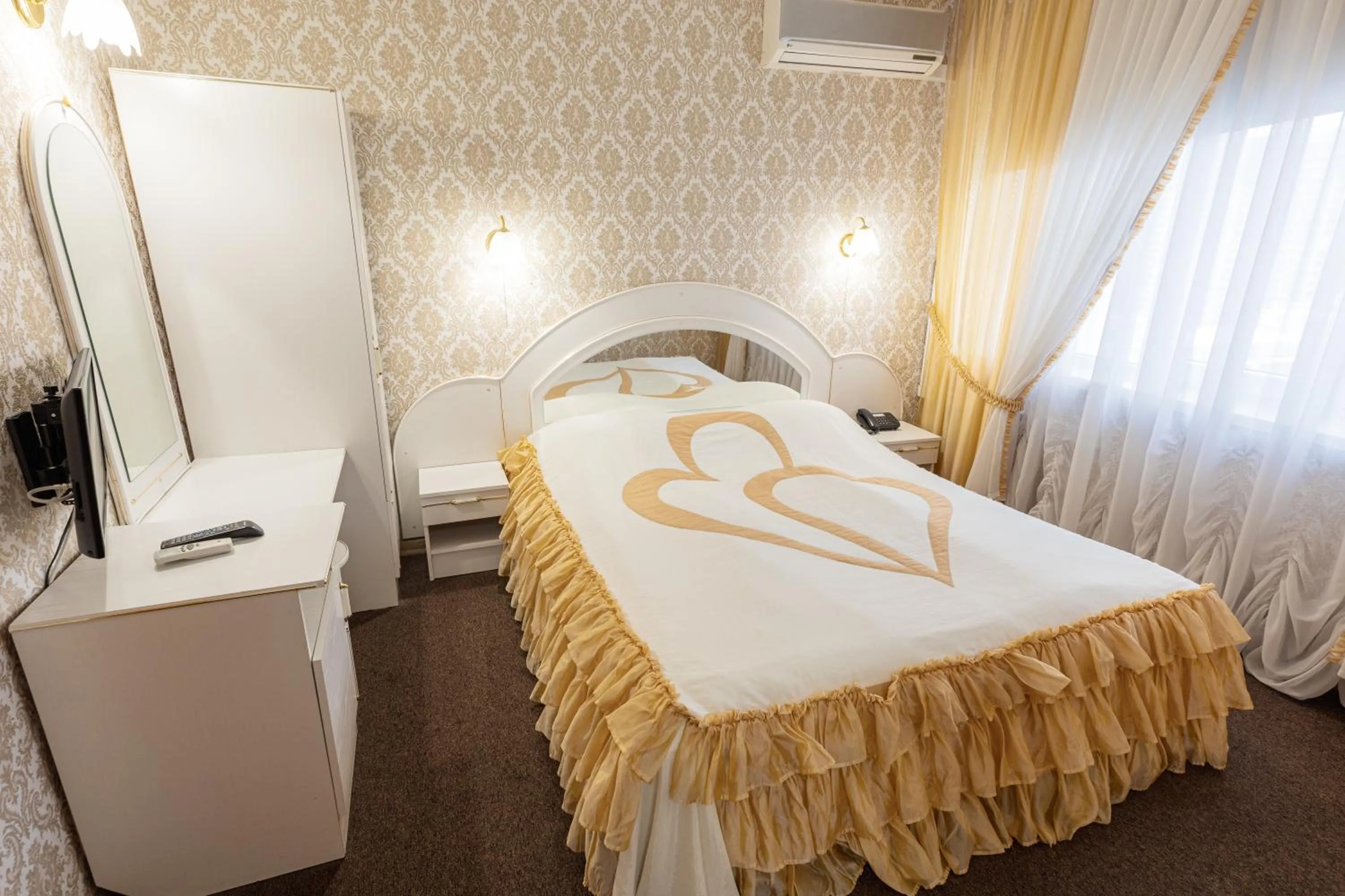 Bedroom, Bed in Hotel Mir