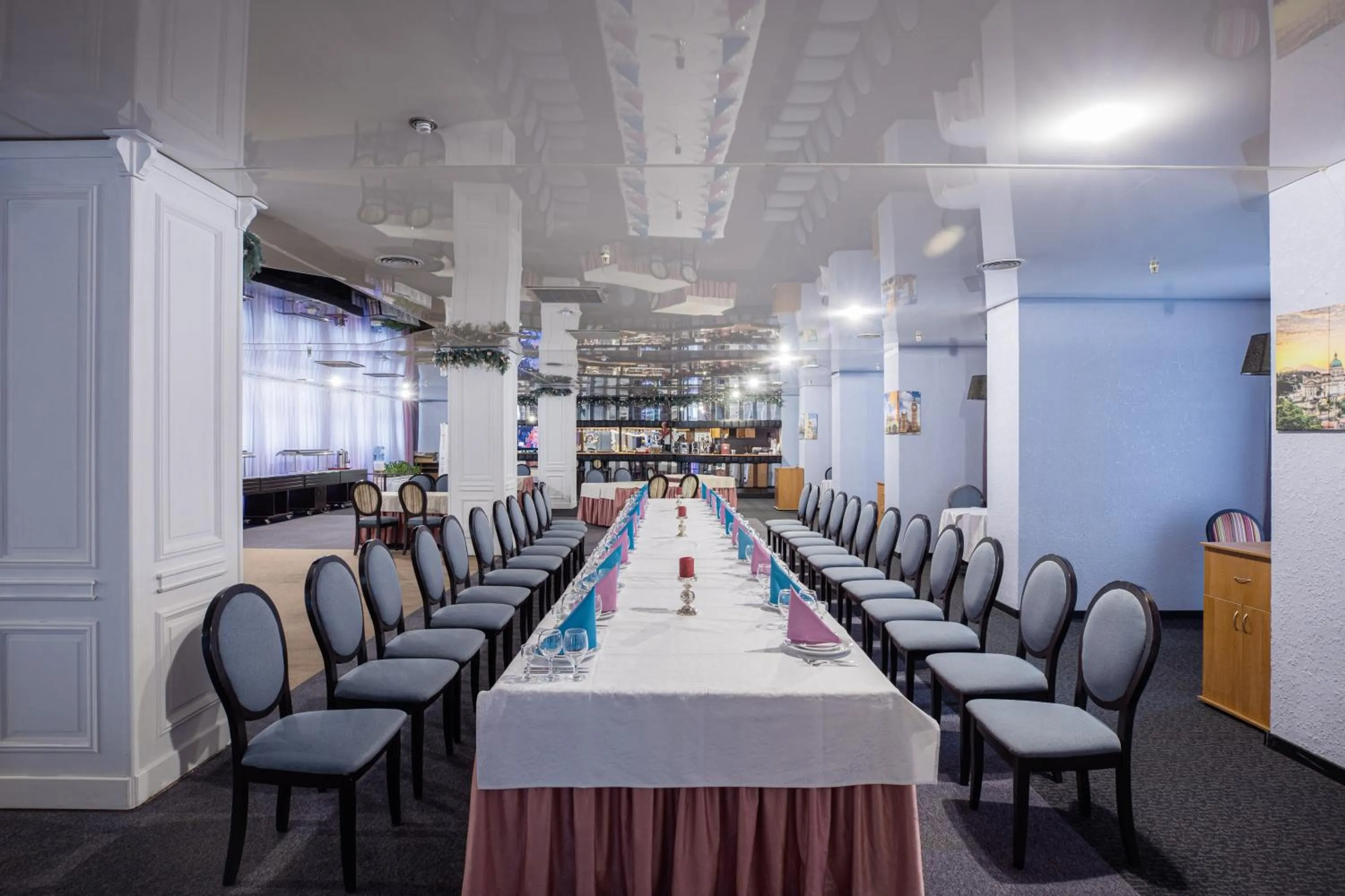 Restaurant/places to eat in Hotel Mir