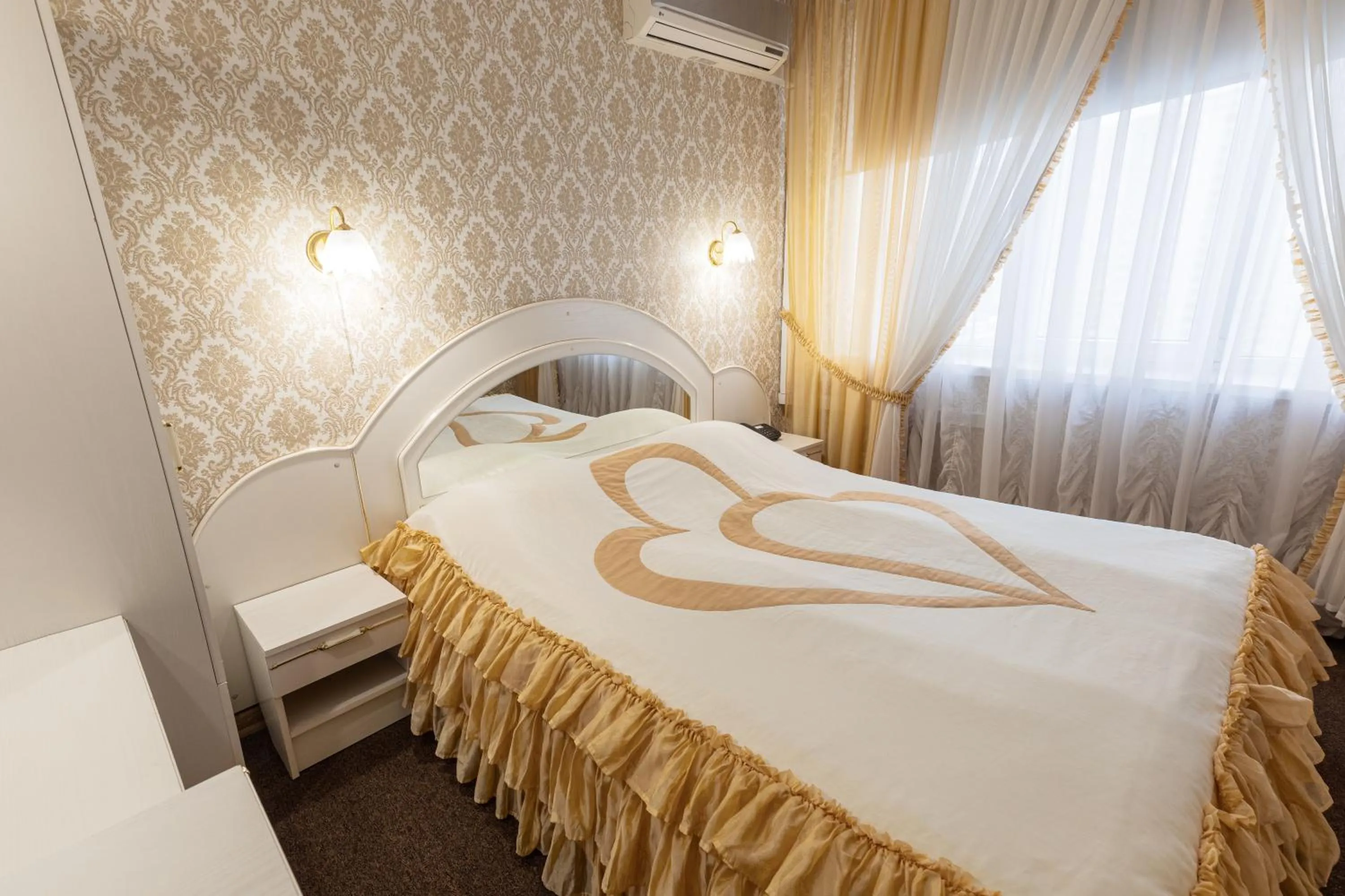 Bedroom, Bed in Hotel Mir