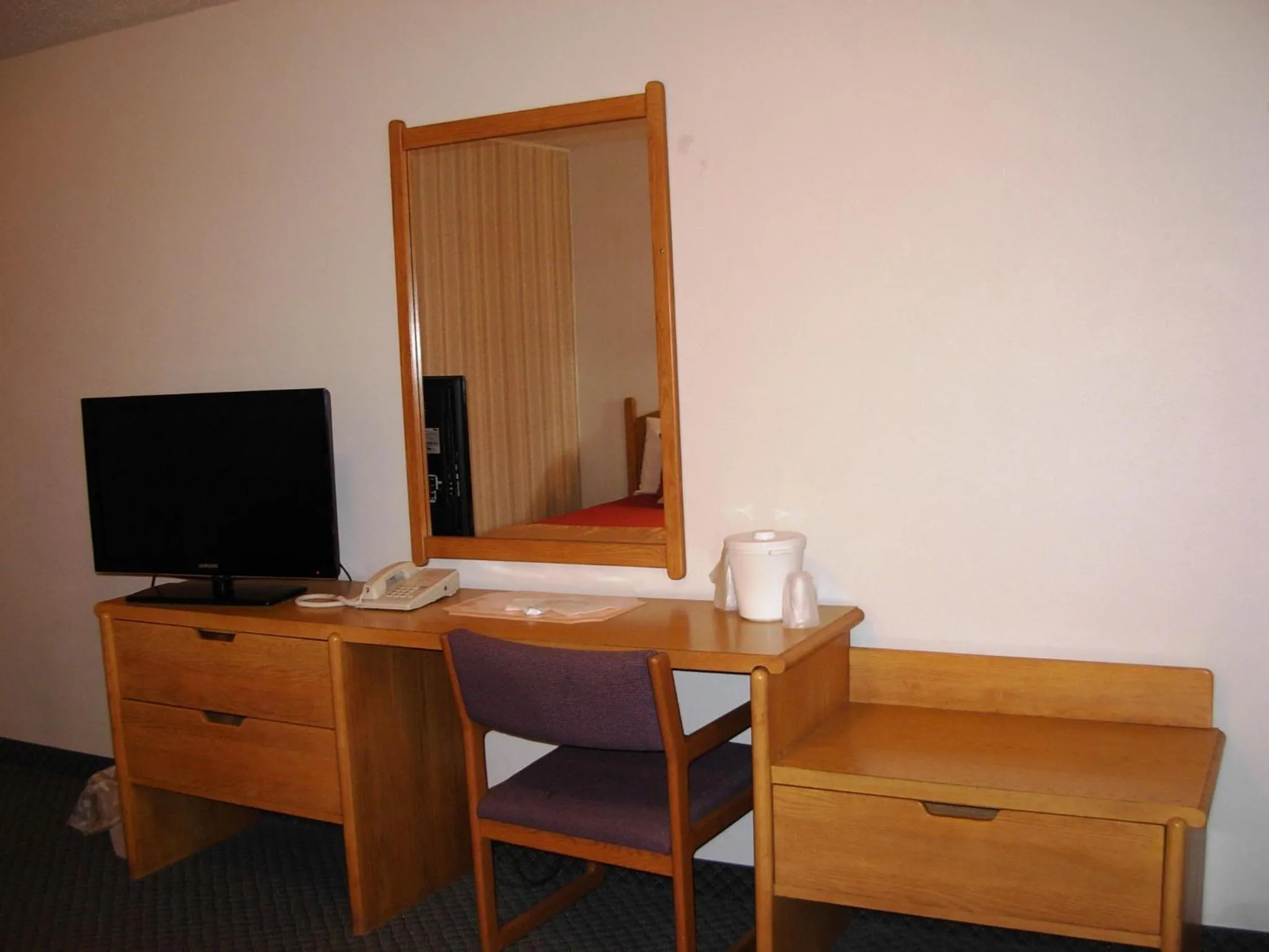 TV/Entertainment Center in Red Carpet Motel - Knoxville