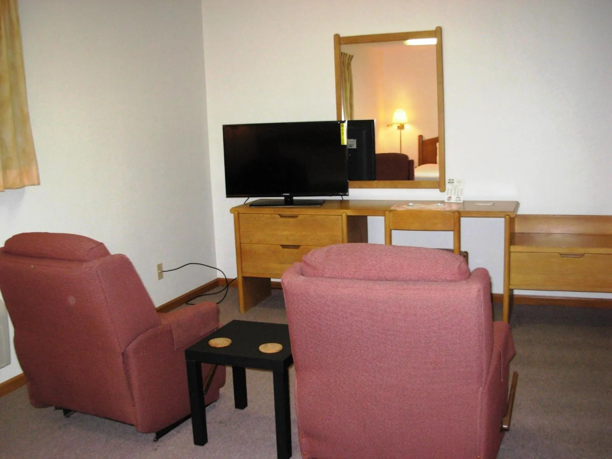 TV/Entertainment Center in Red Carpet Motel - Knoxville