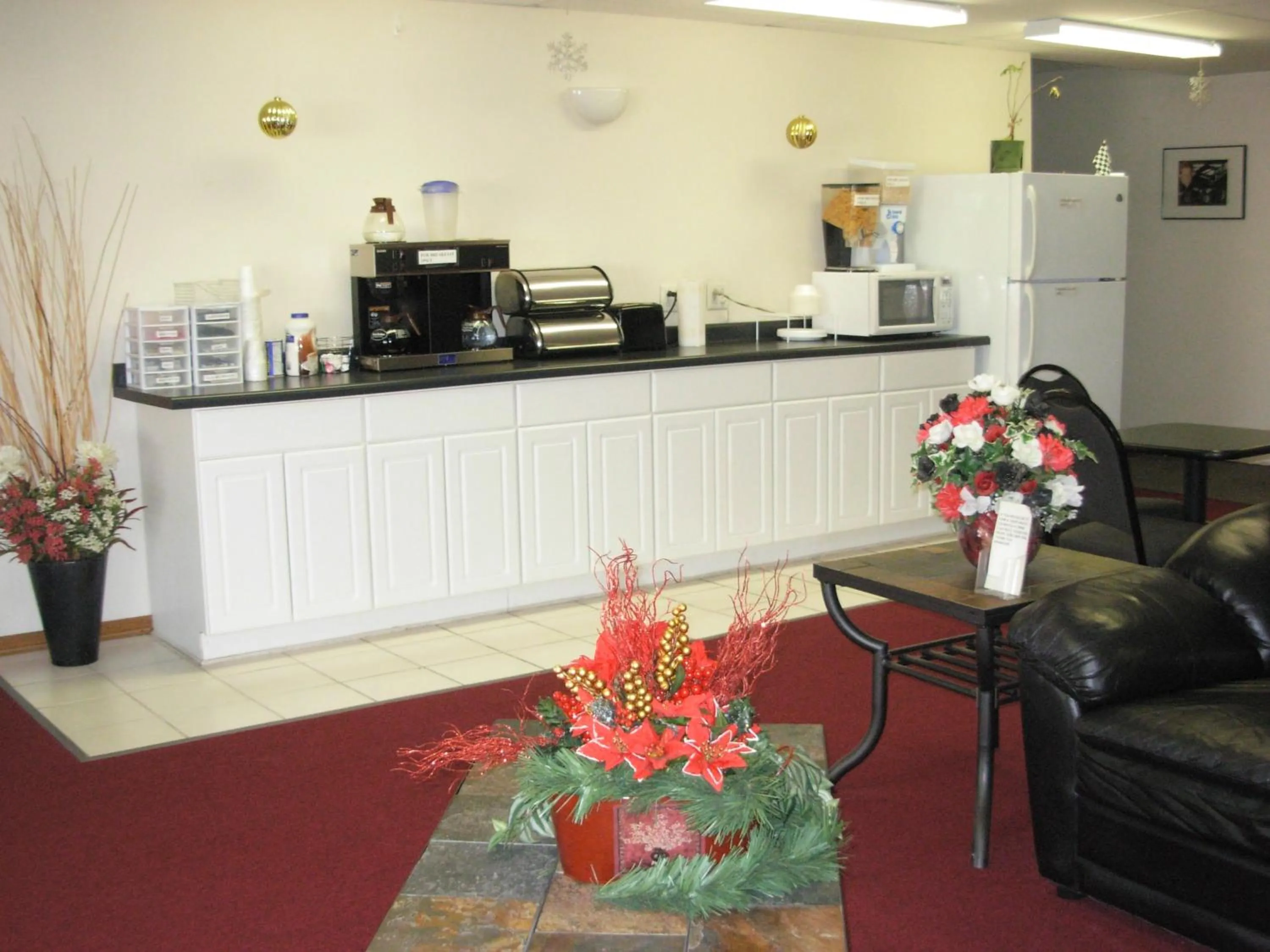 Kitchen/Kitchenette in Red Carpet Motel - Knoxville