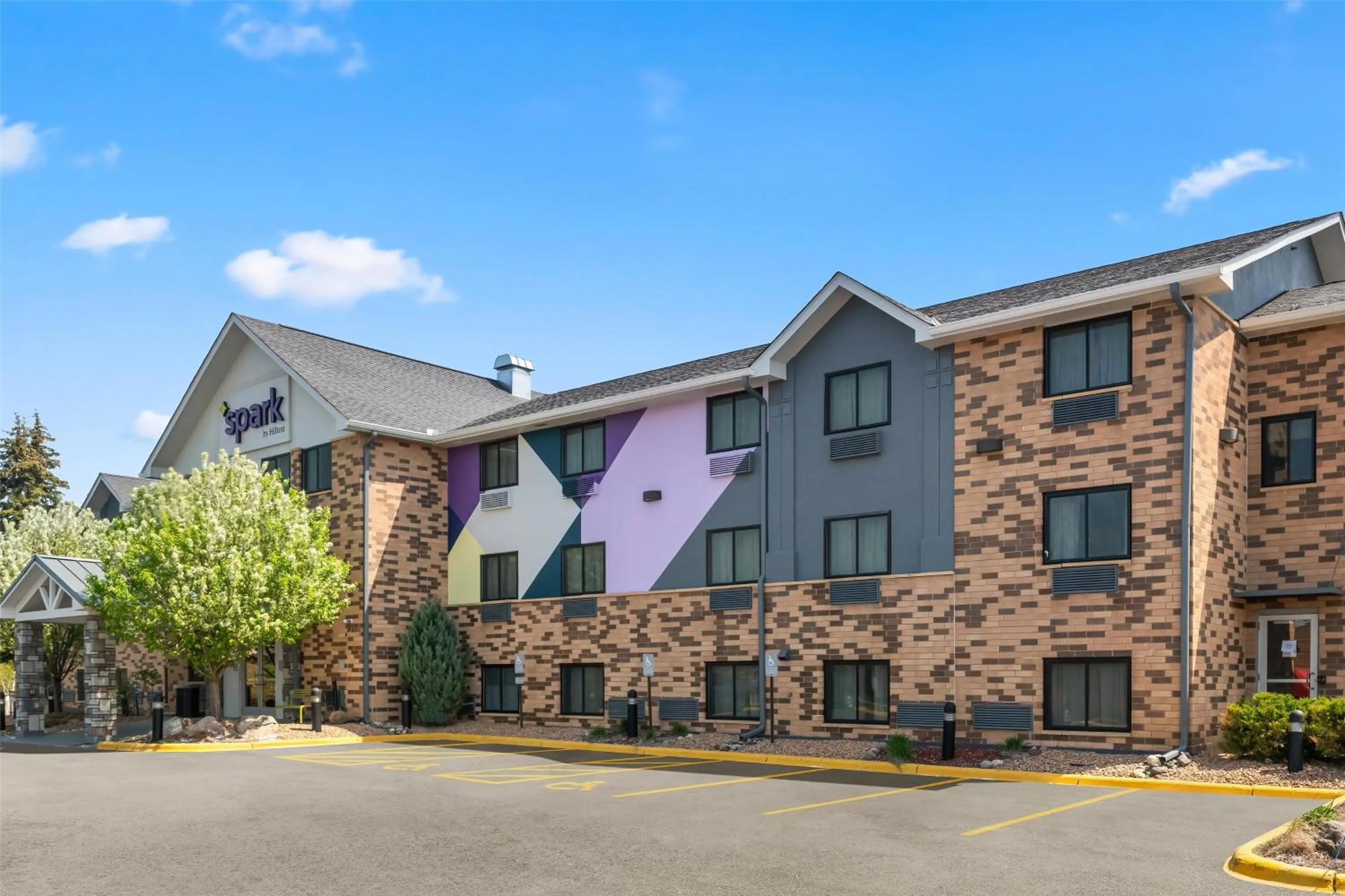 Property building in Spark By Hilton Eden Prairie