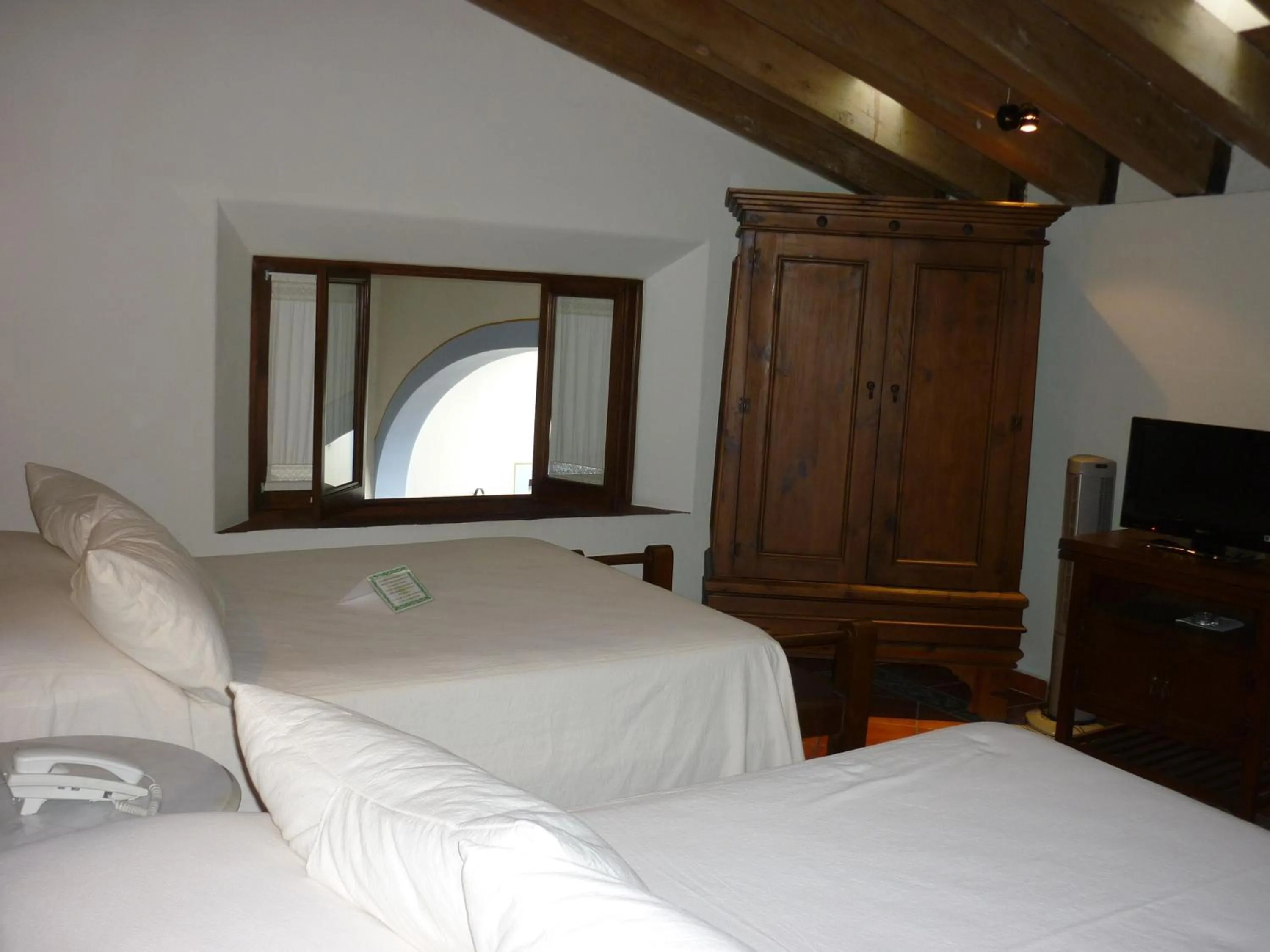 Photo of the whole room, Bed in Meson del Alferez Coatepec