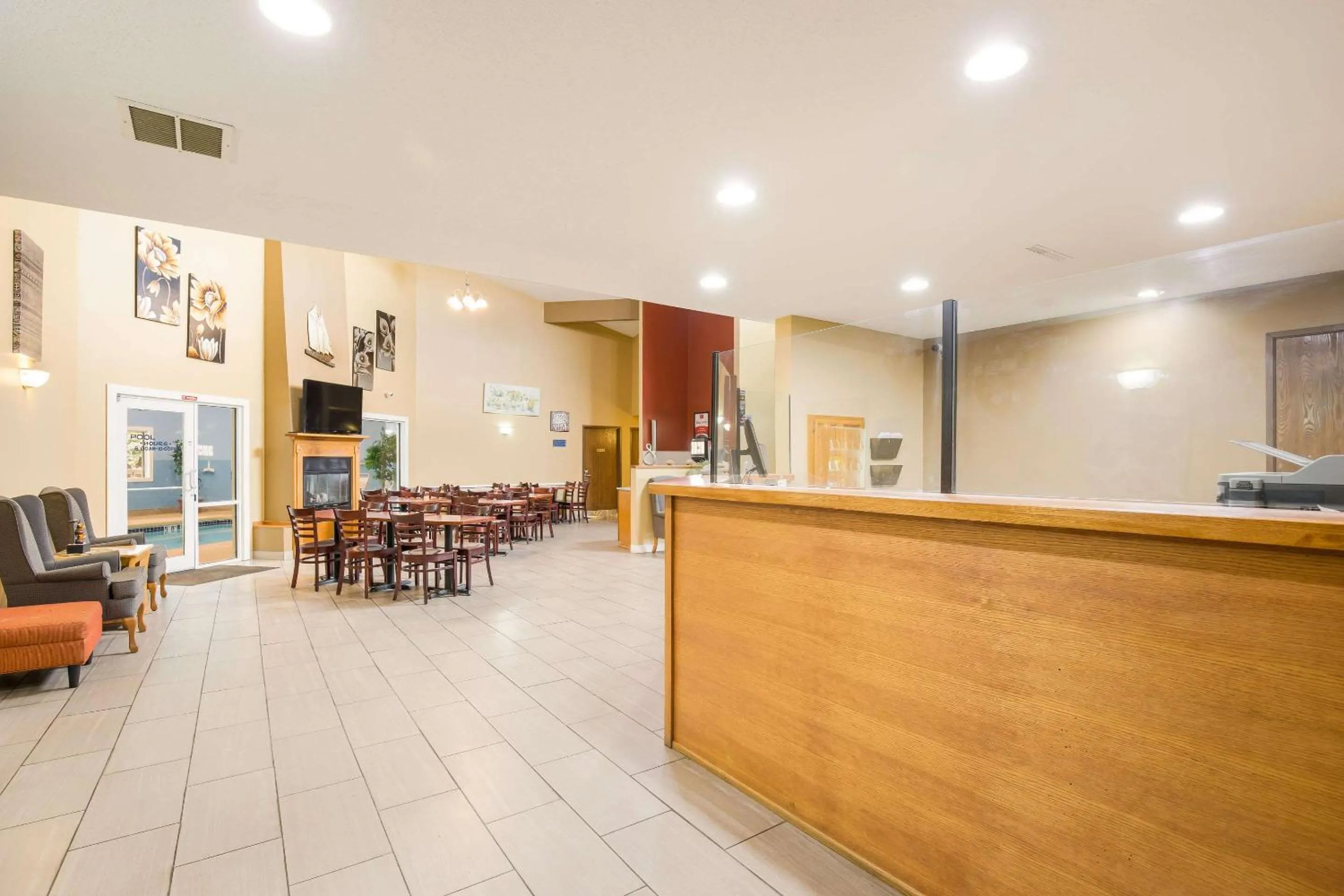 Lobby or reception in Econo Lodge Lake Mills