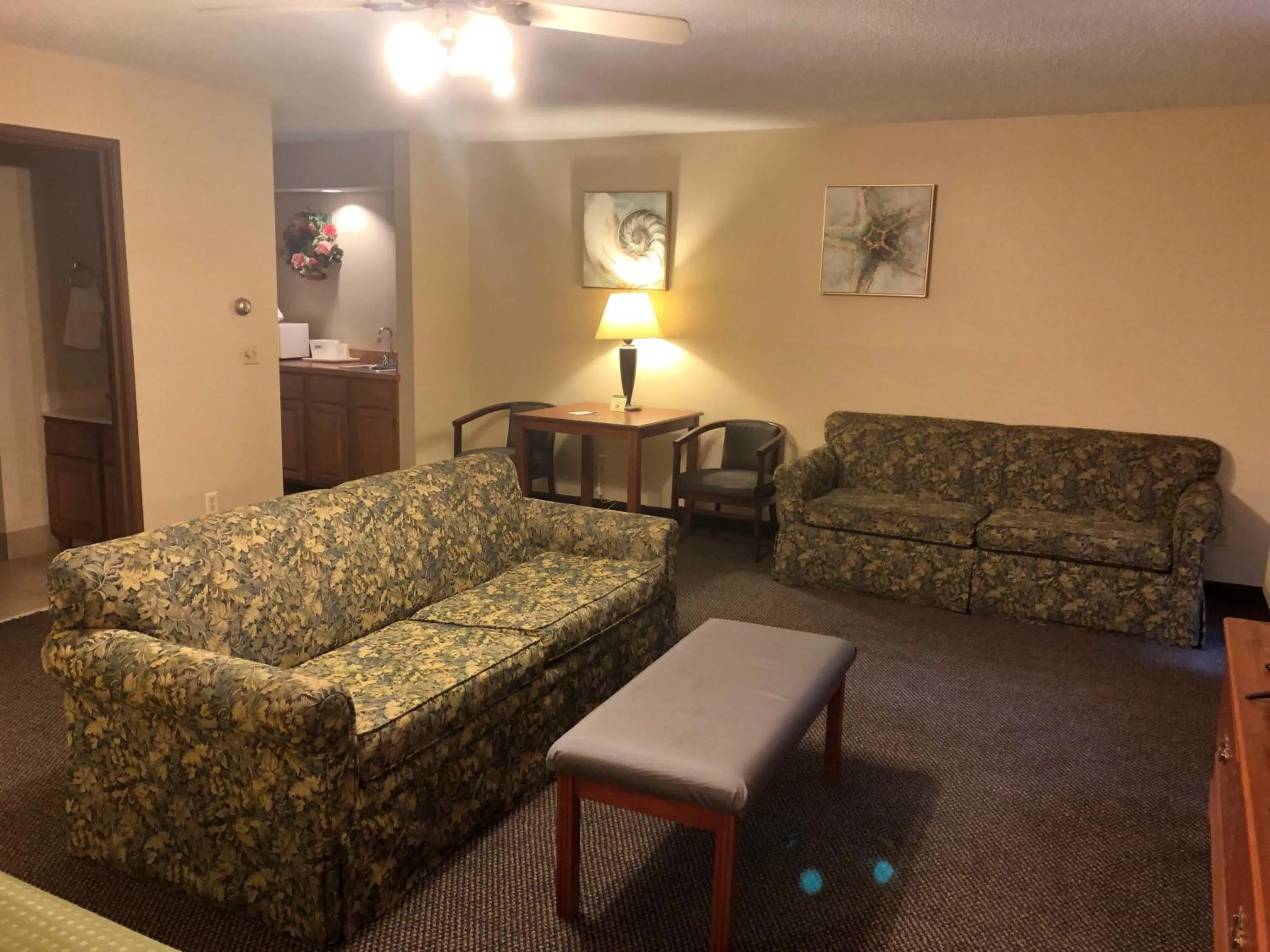 Seating area in Econo Lodge Lake Mills