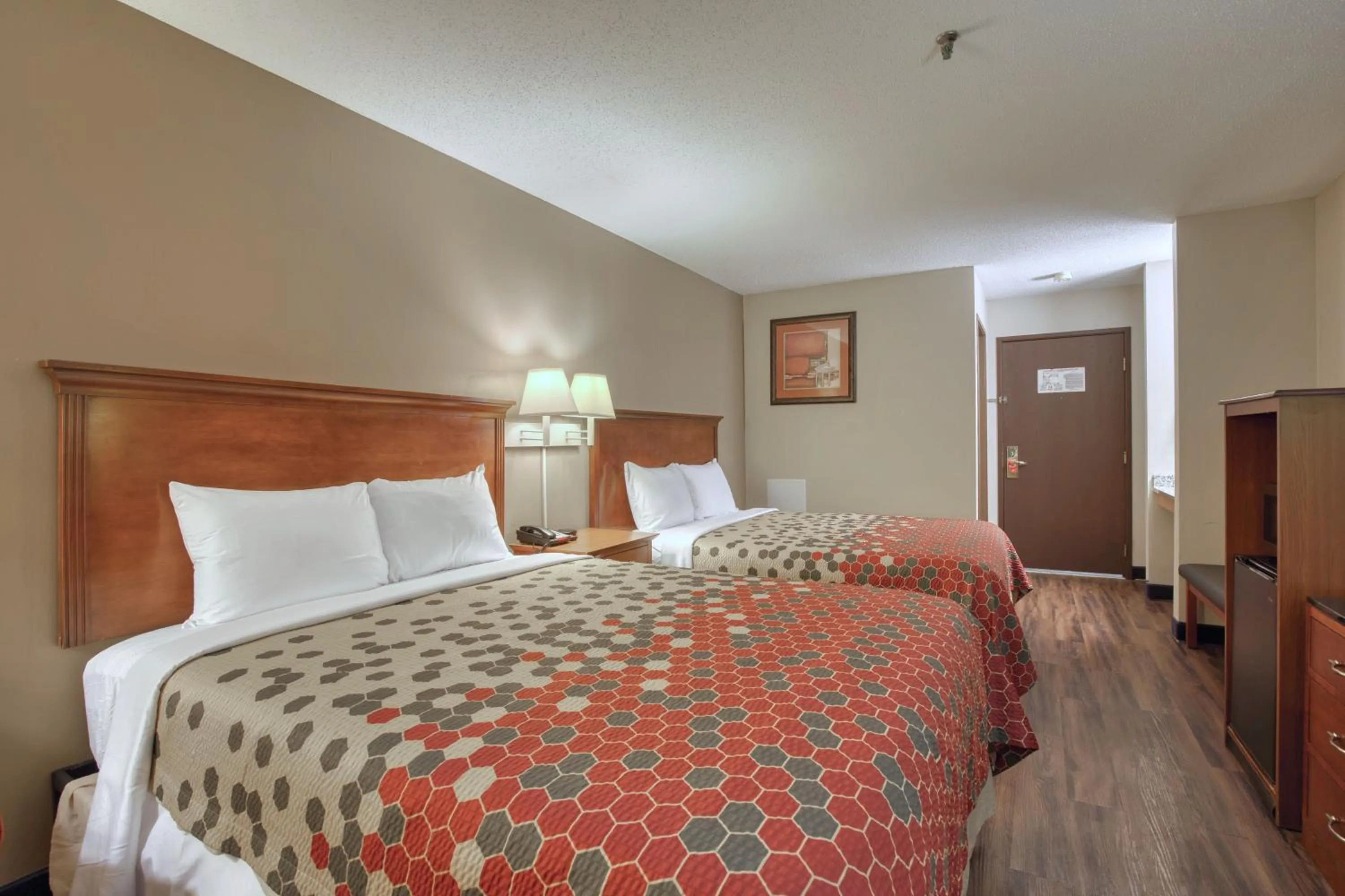 Photo of the whole room, Bed in Econo Lodge Lake Mills