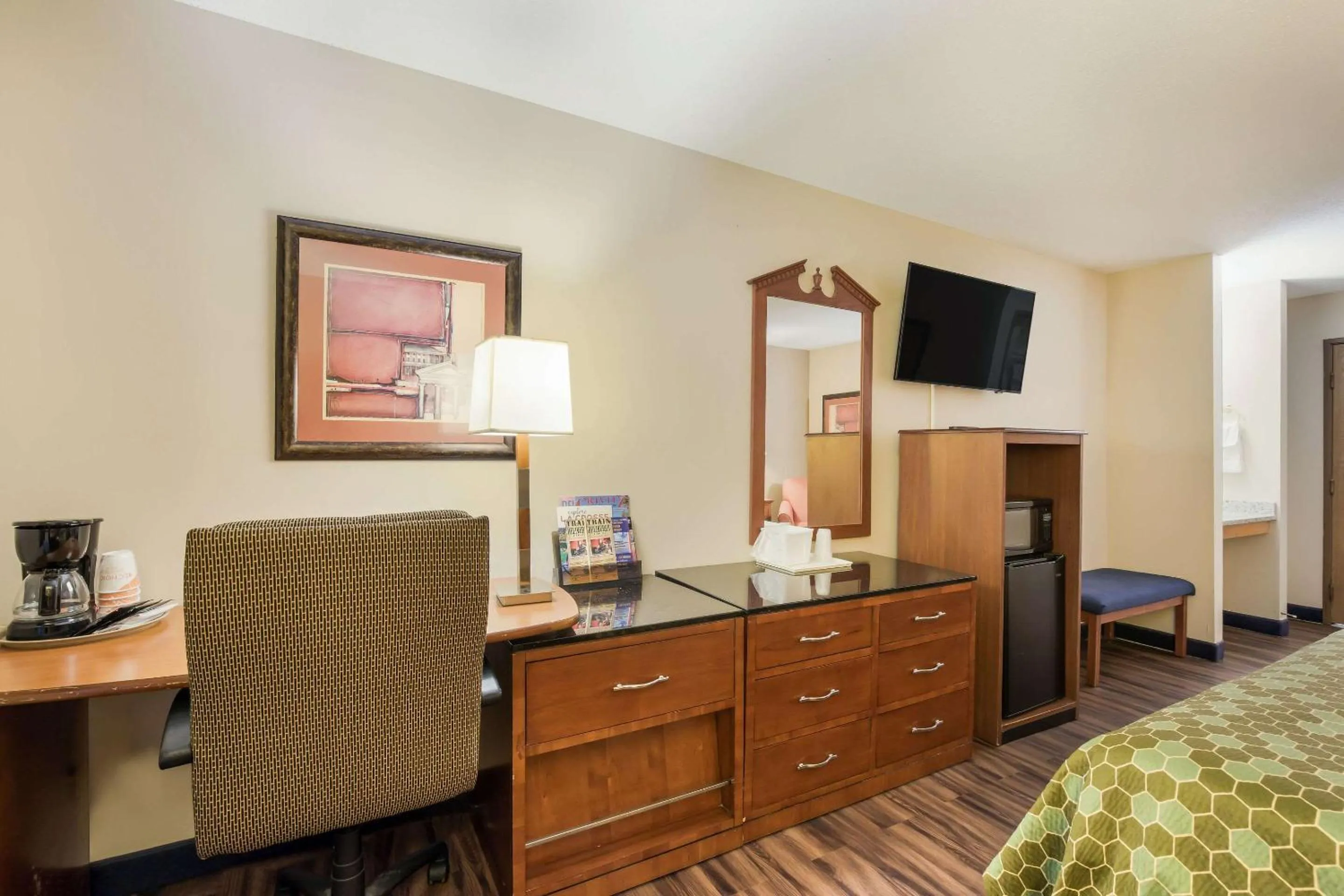 Photo of the whole room, Bed in Econo Lodge Lake Mills