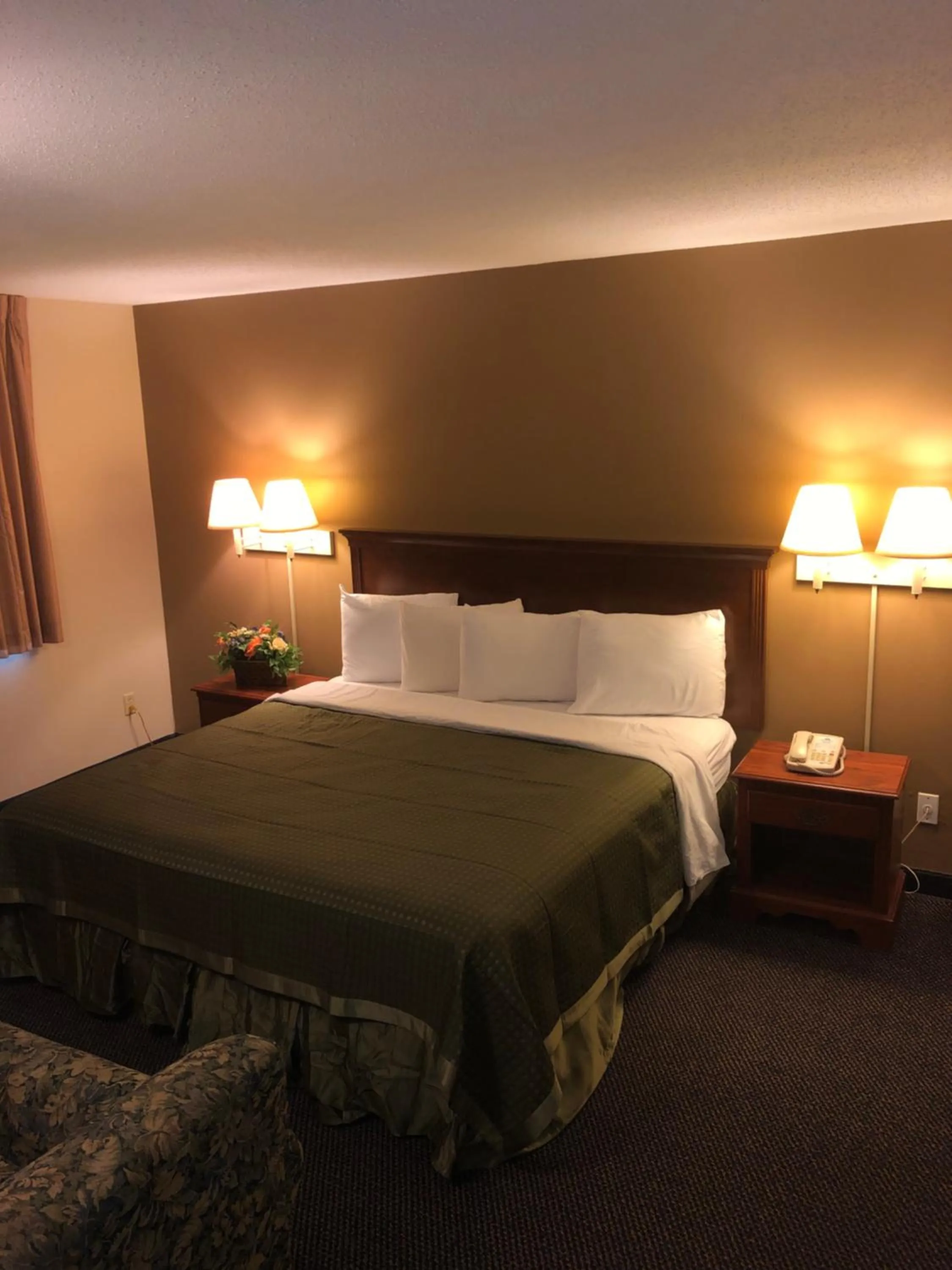 Bed in Econo Lodge Lake Mills