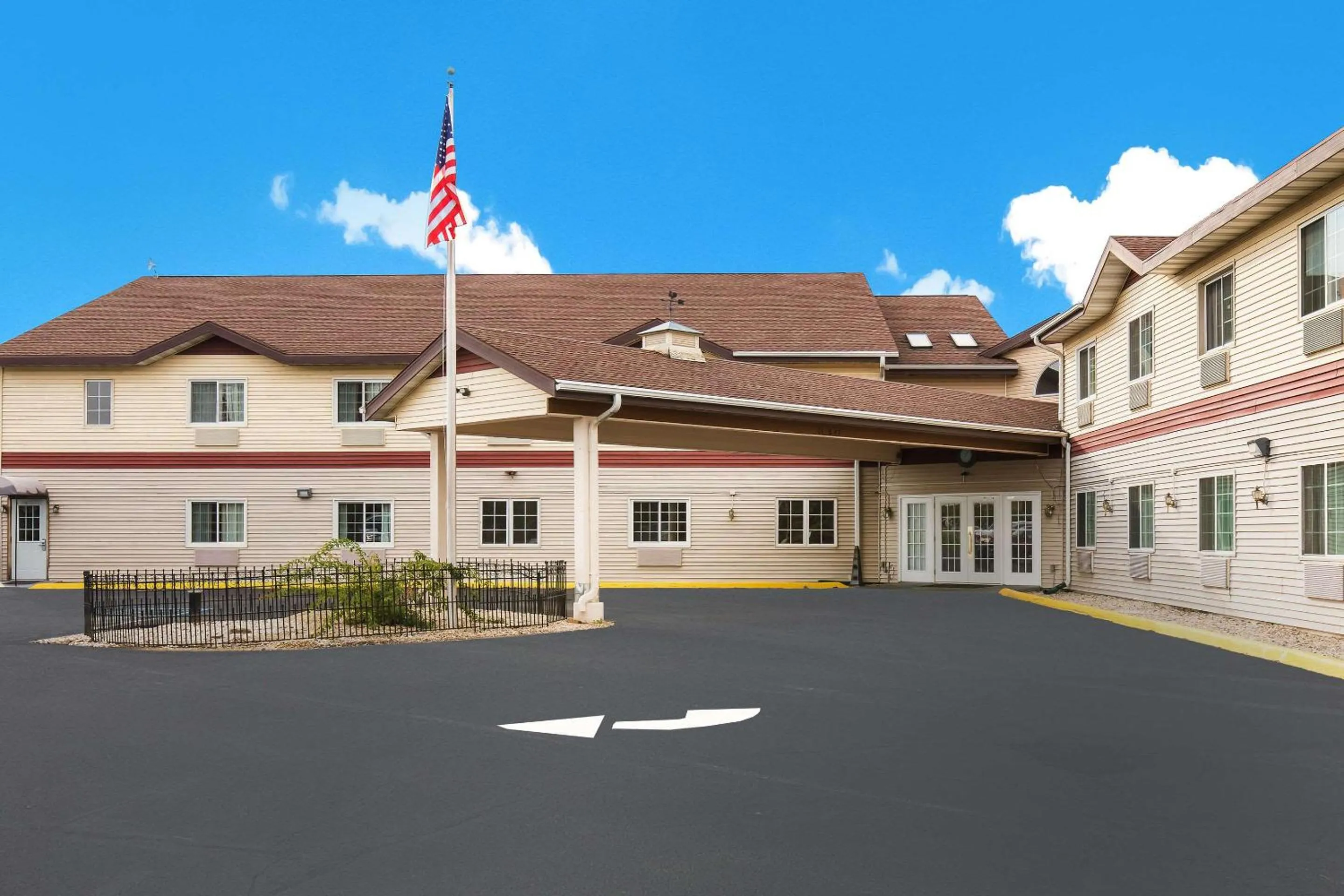 Property building in Econo Lodge Lake Mills