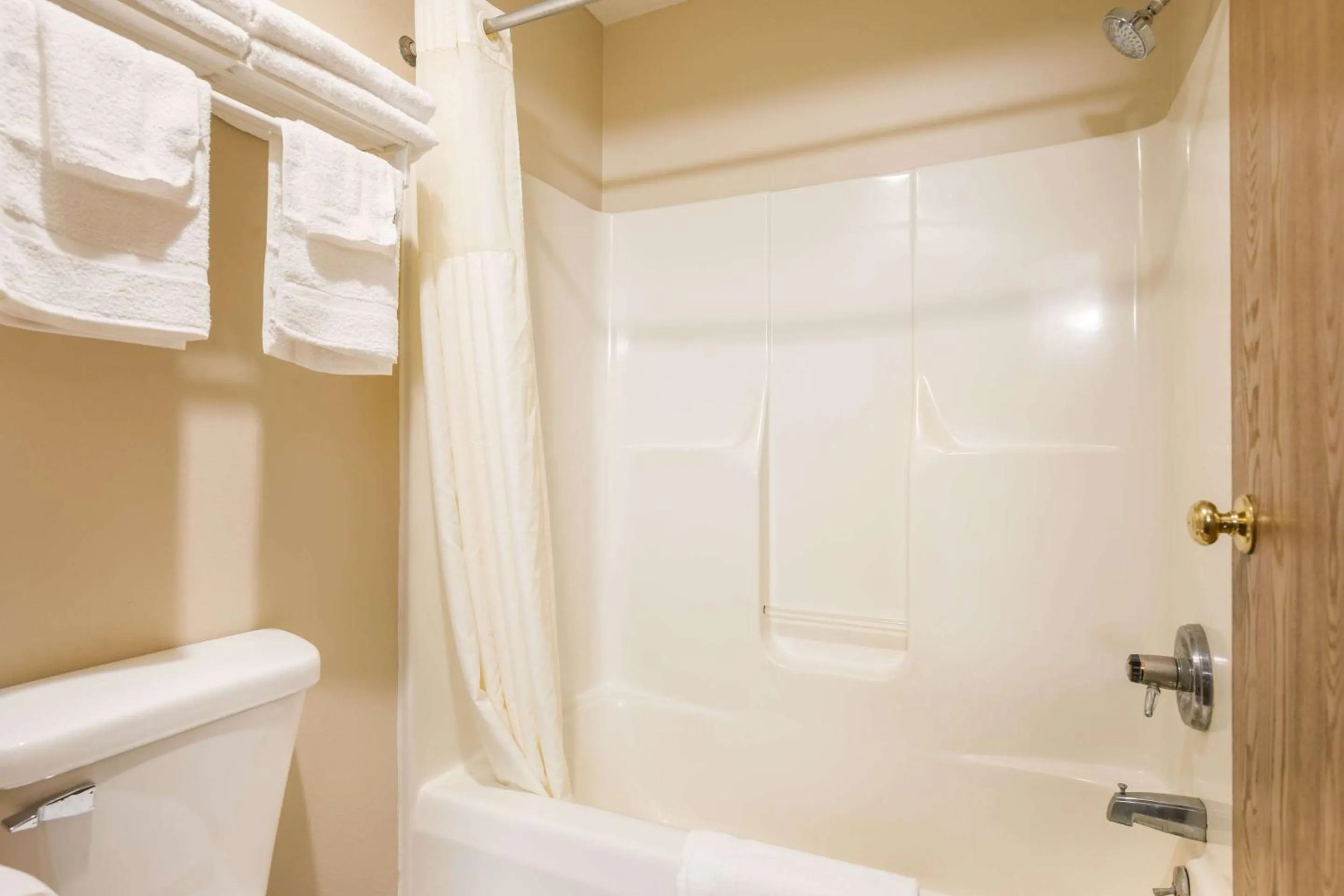 Bedroom in Econo Lodge Lake Mills