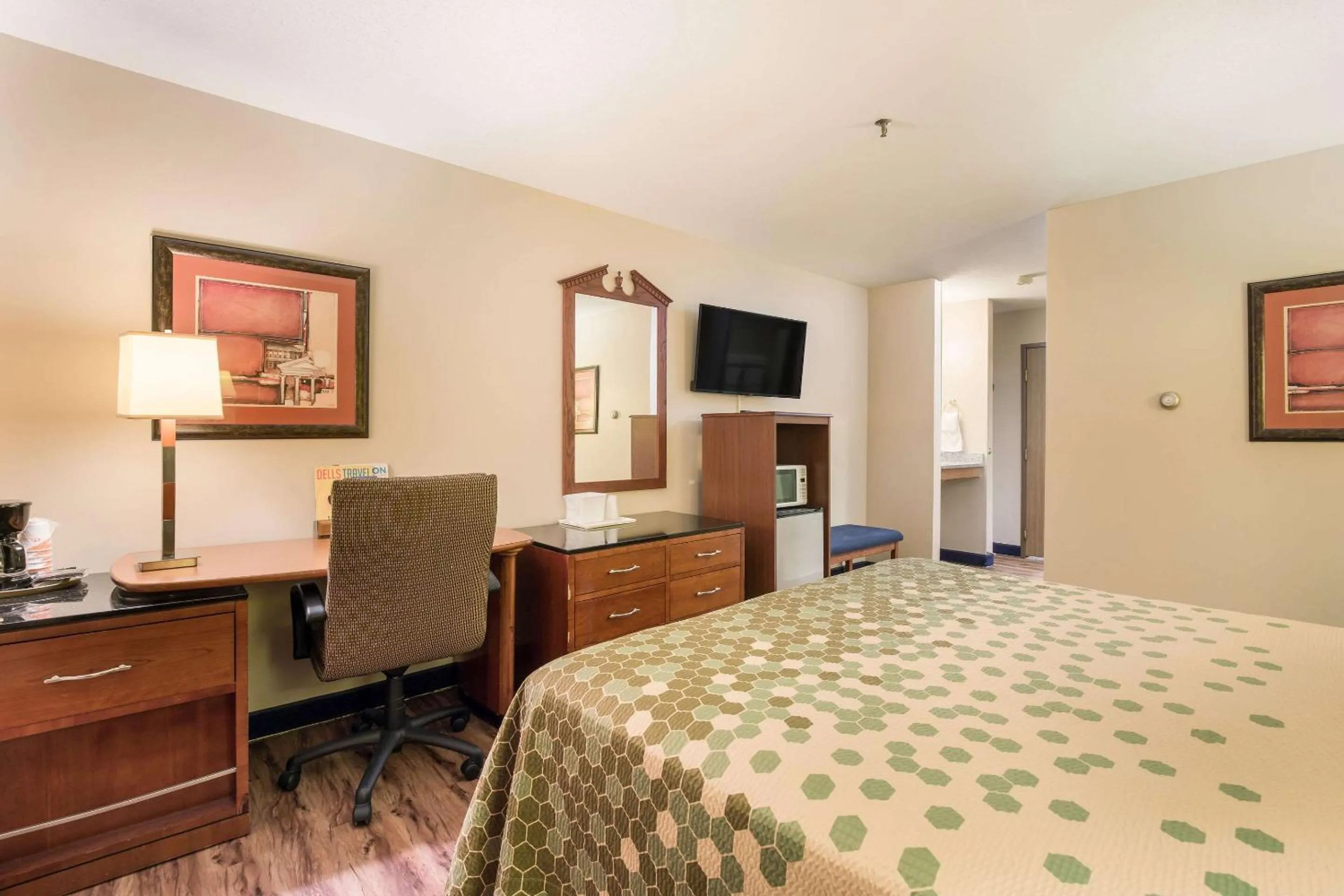 Photo of the whole room, Bed in Econo Lodge Lake Mills