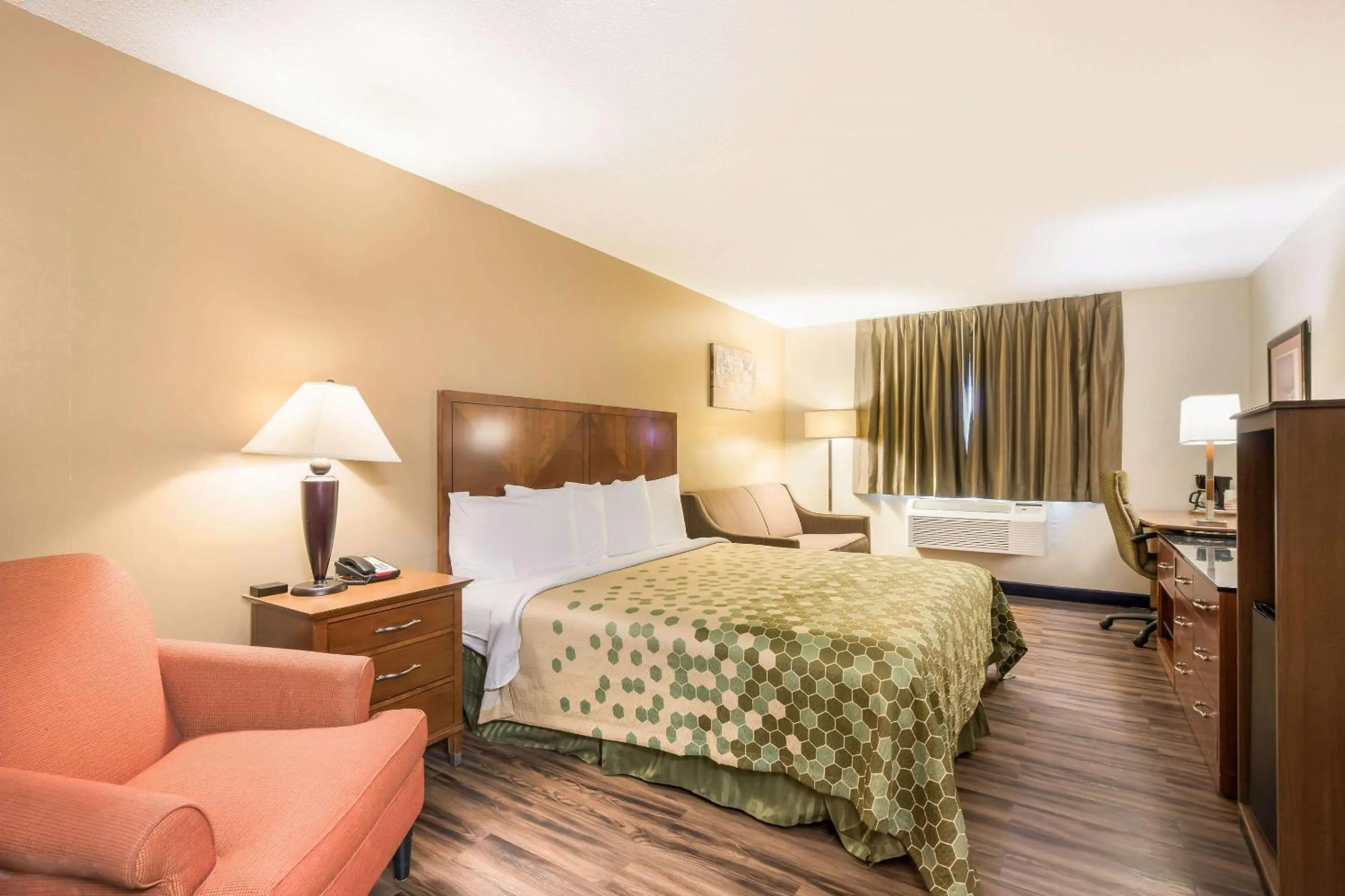 Photo of the whole room, Bed in Econo Lodge Lake Mills