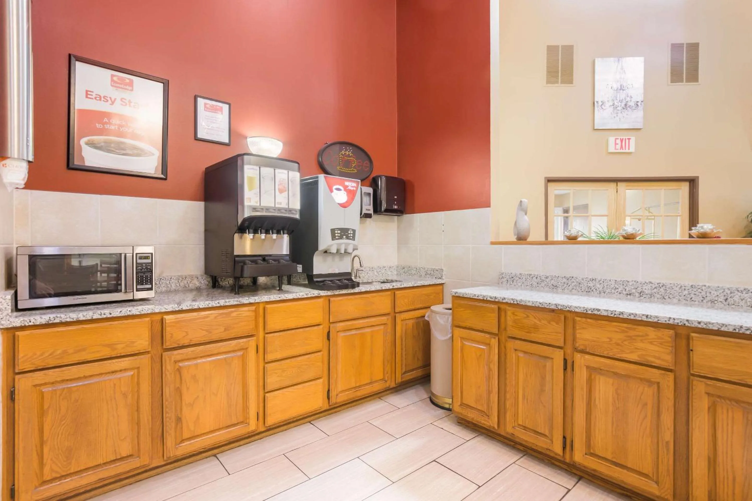 Restaurant/places to eat in Econo Lodge Lake Mills