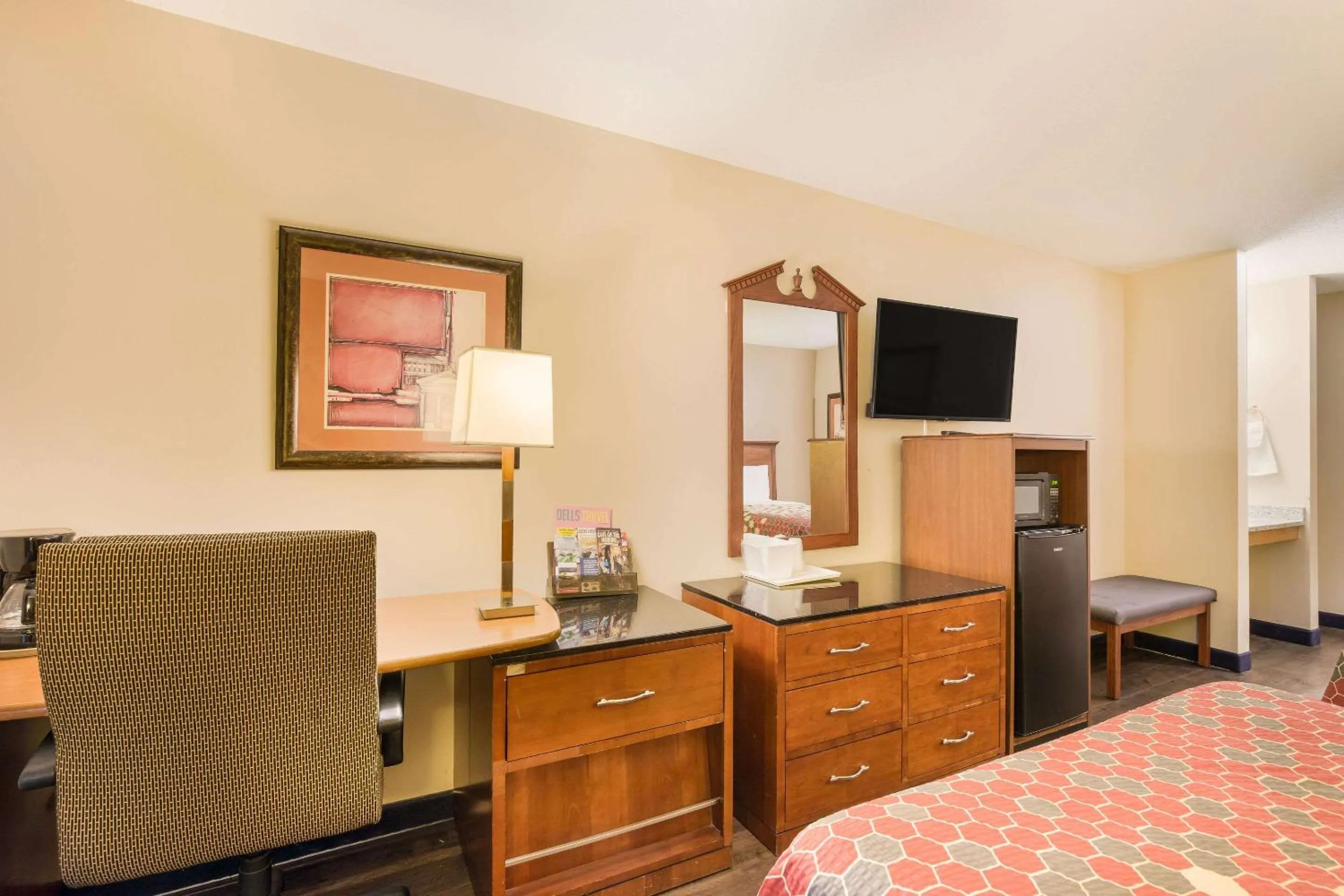 Photo of the whole room, Bed in Econo Lodge Lake Mills