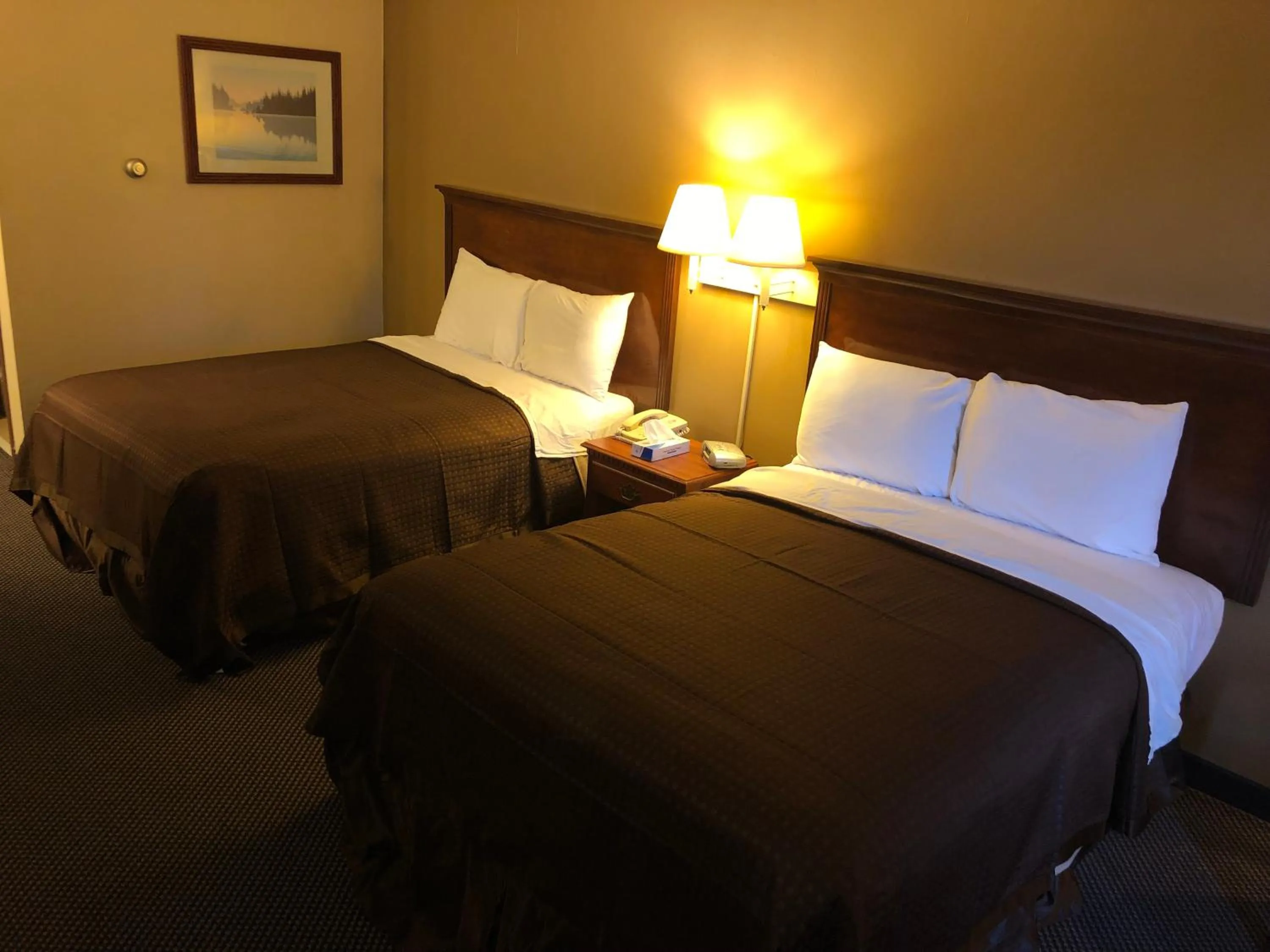 Bed in Econo Lodge Lake Mills