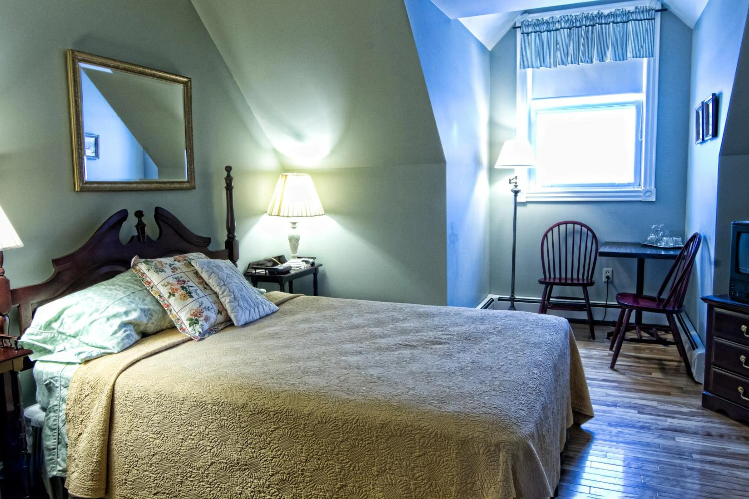 Bed in Ye Olde Argyler Lodge