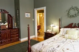 Bed in Ye Olde Argyler Lodge