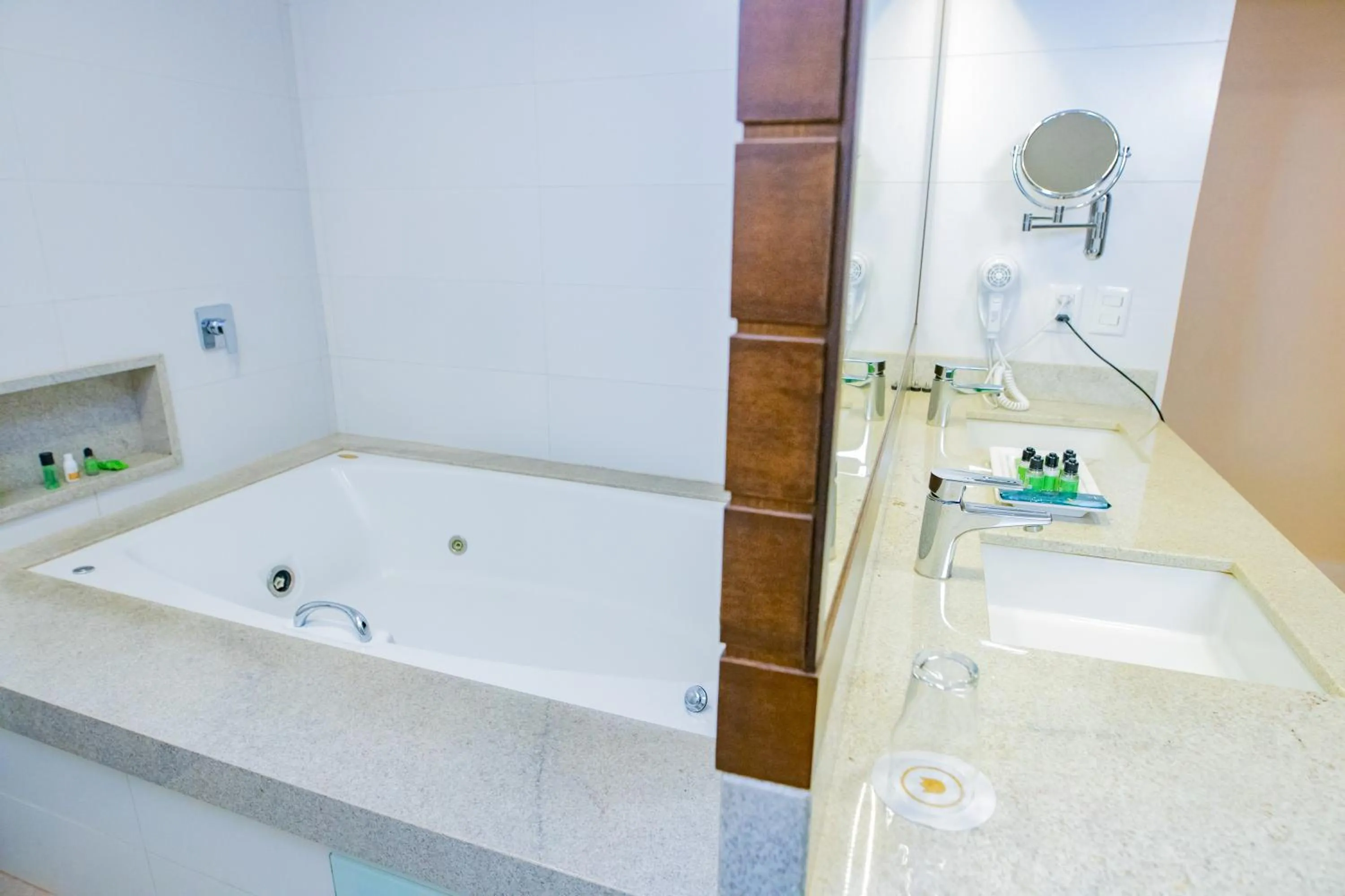 Bath in Hotel JP Ribeirão Preto Resort & Convenções by Nacional Inn