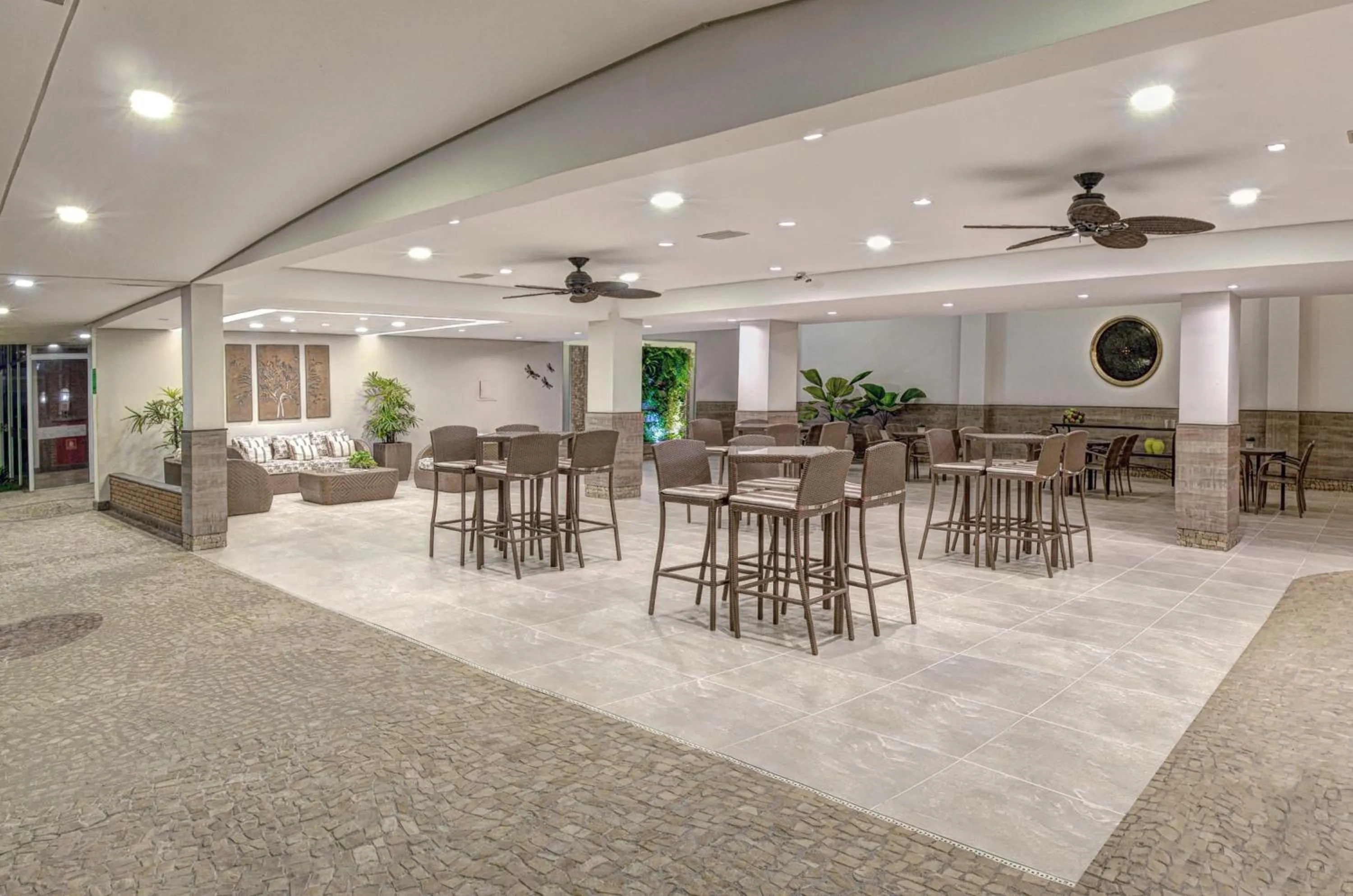 Lounge or bar in Hotel JP Ribeirão Preto Resort & Convenções by Nacional Inn