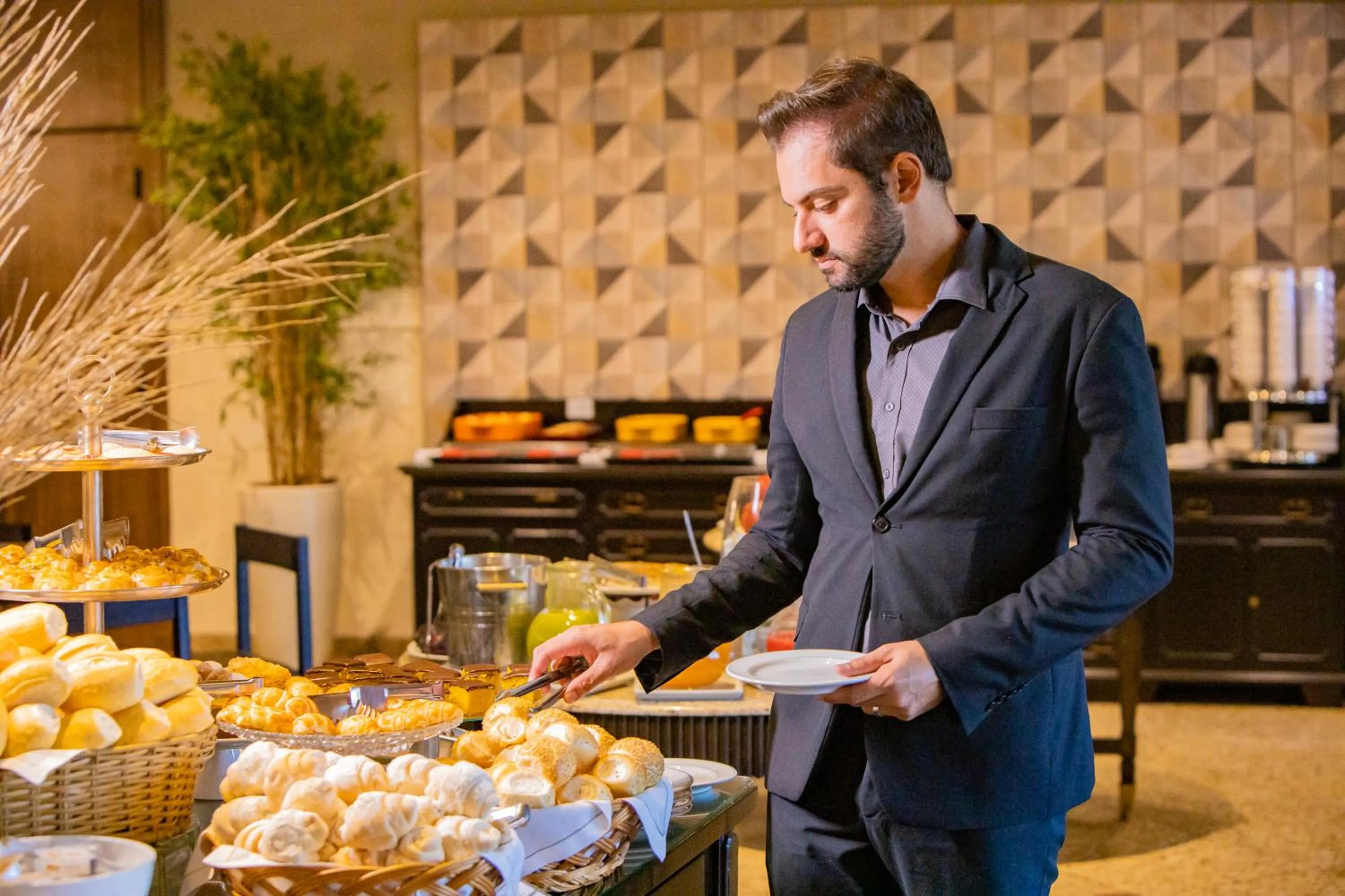 Buffet breakfast in Hotel JP Ribeirão Preto Resort & Convenções by Nacional Inn