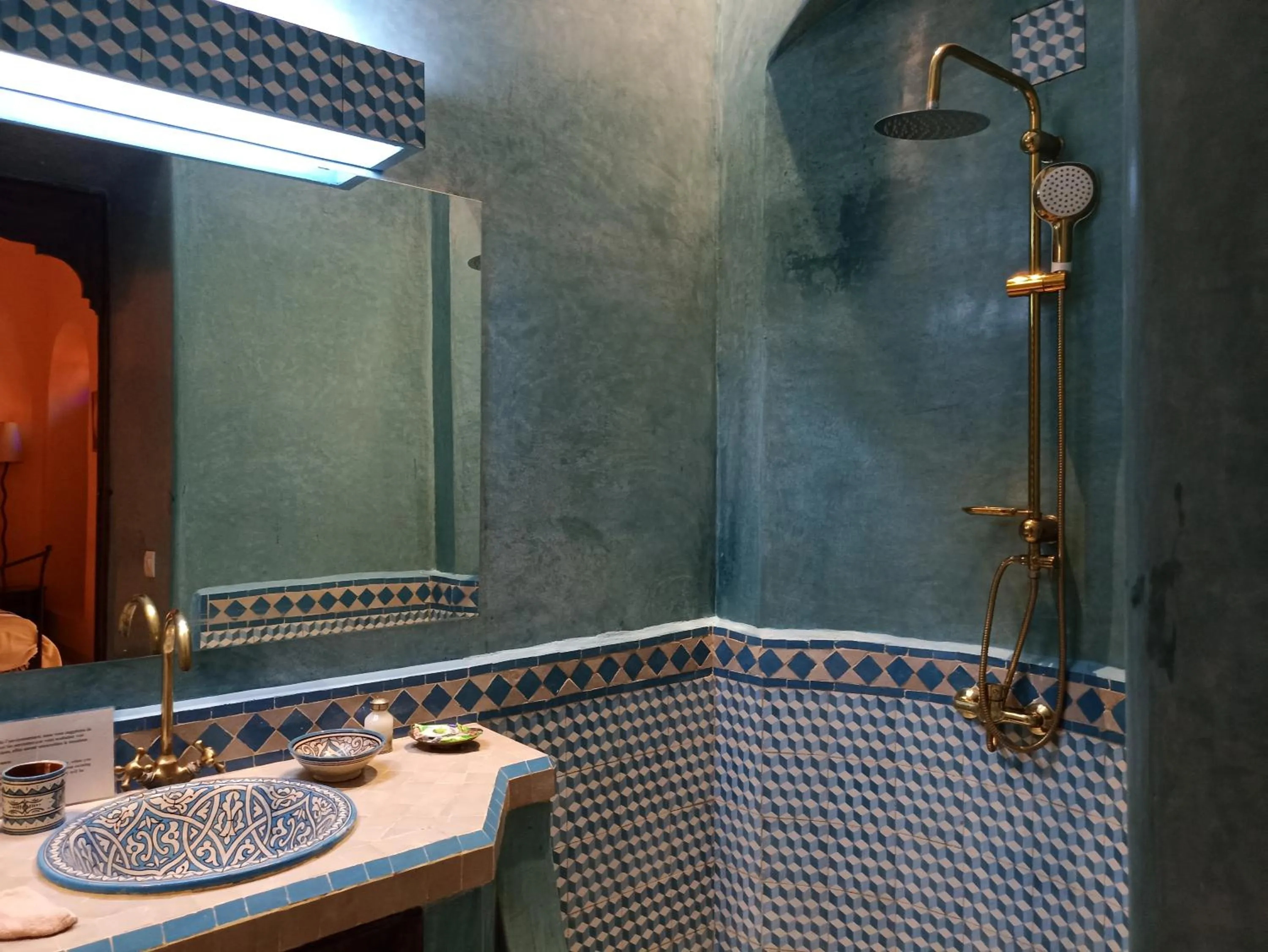 Shower in Dar Taliwint