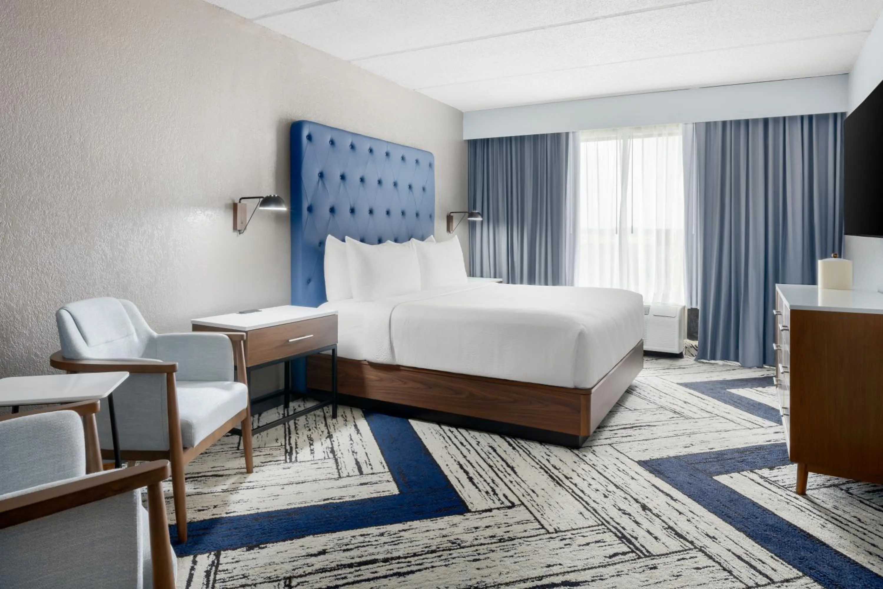 Photo of the whole room, Bed in Four Points by Sheraton College Park Atlanta Airport