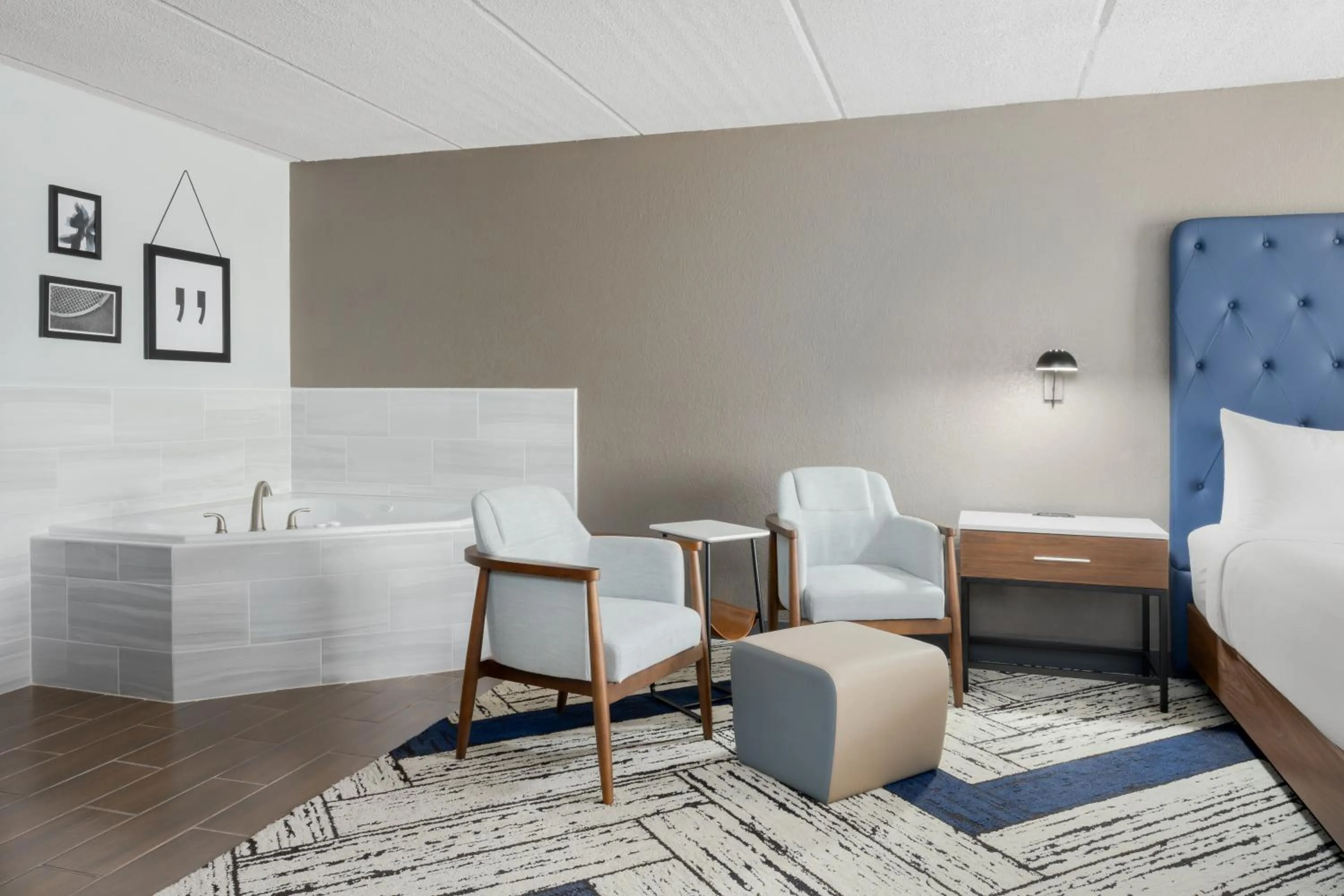 Hot Tub, Bed in Four Points by Sheraton College Park Atlanta Airport