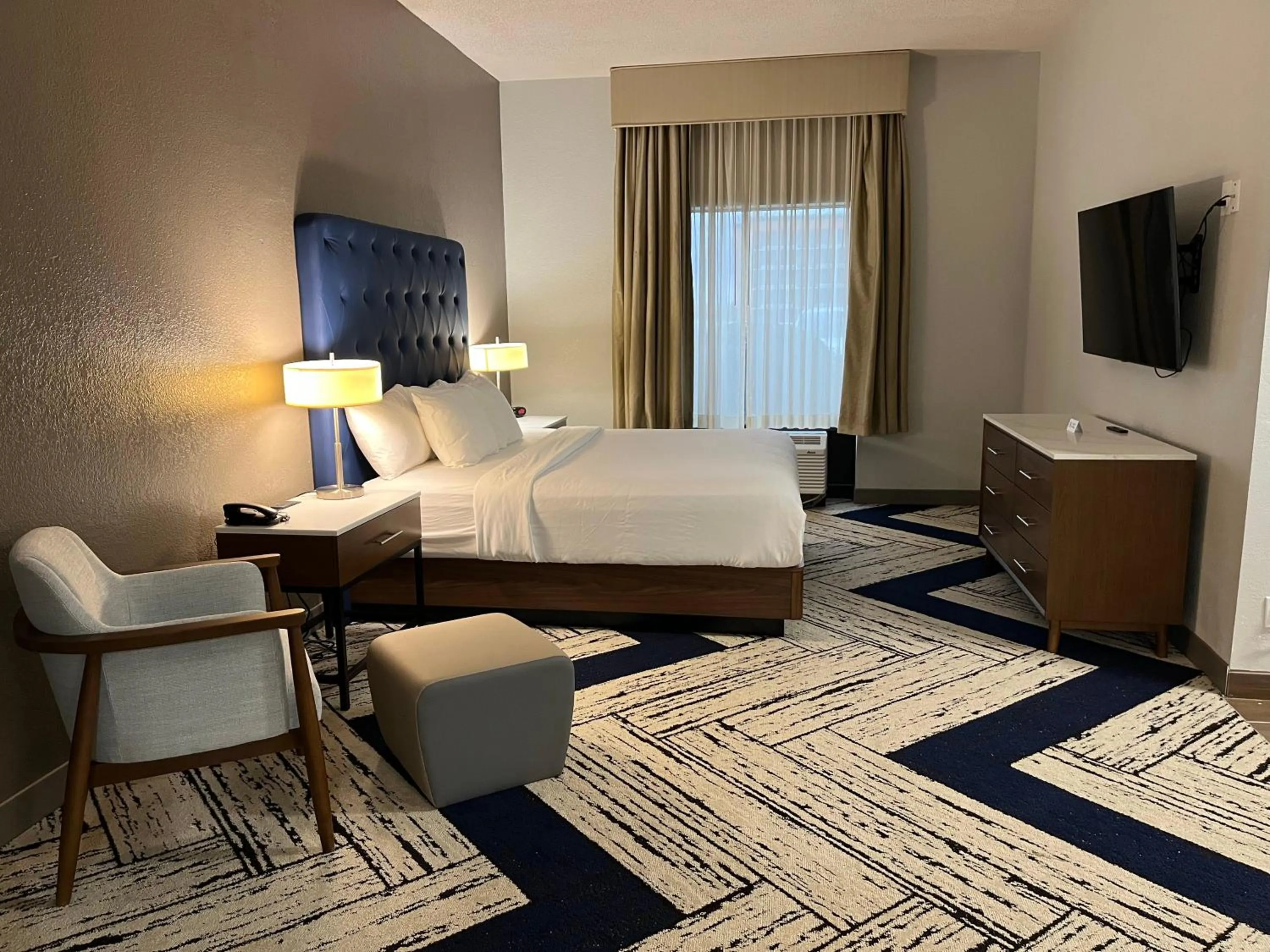 Photo of the whole room, Bed in Sky Point Hotel & Suites - Atlanta Airport