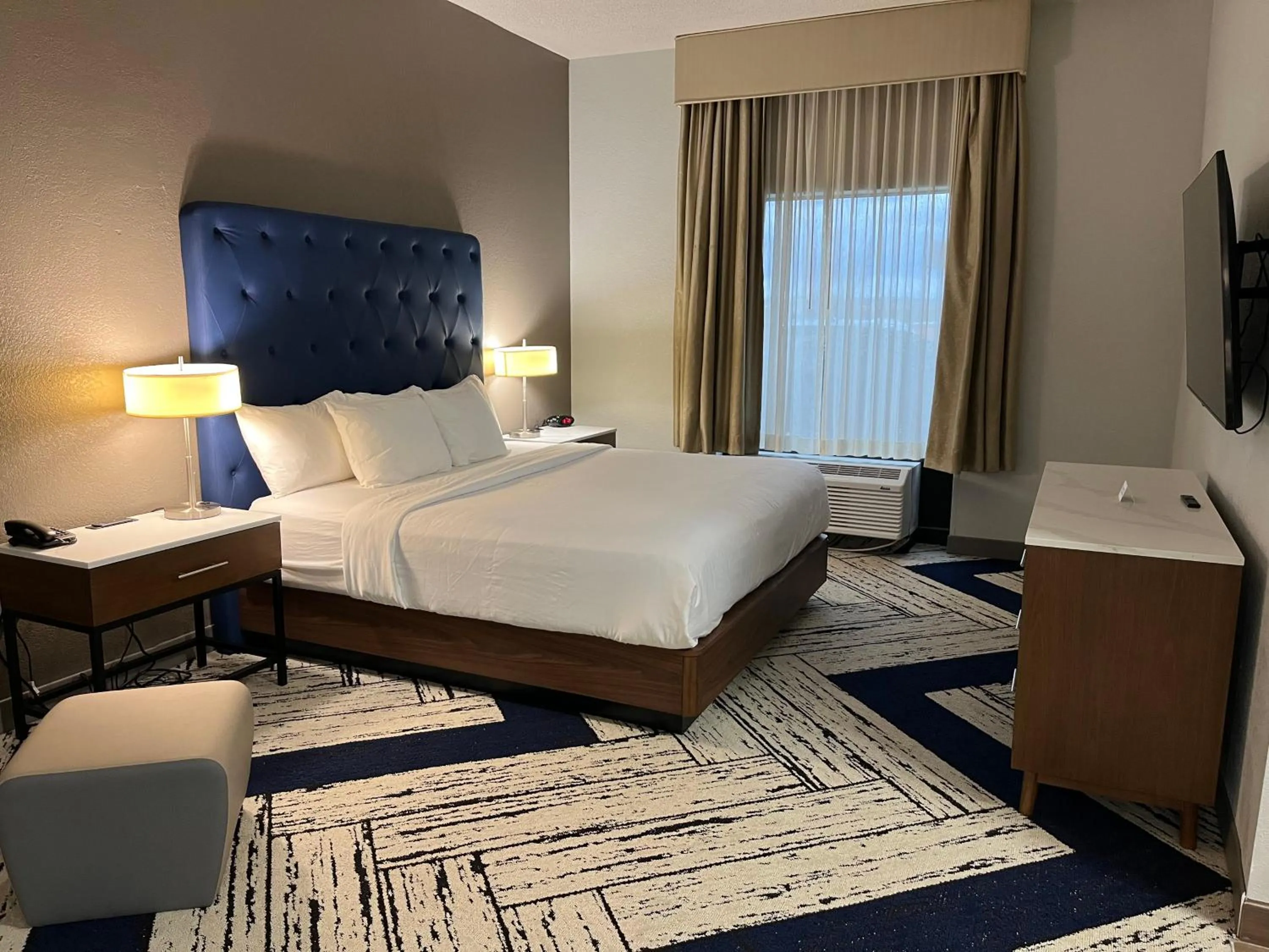 Photo of the whole room, Bed in Sky Point Hotel & Suites - Atlanta Airport