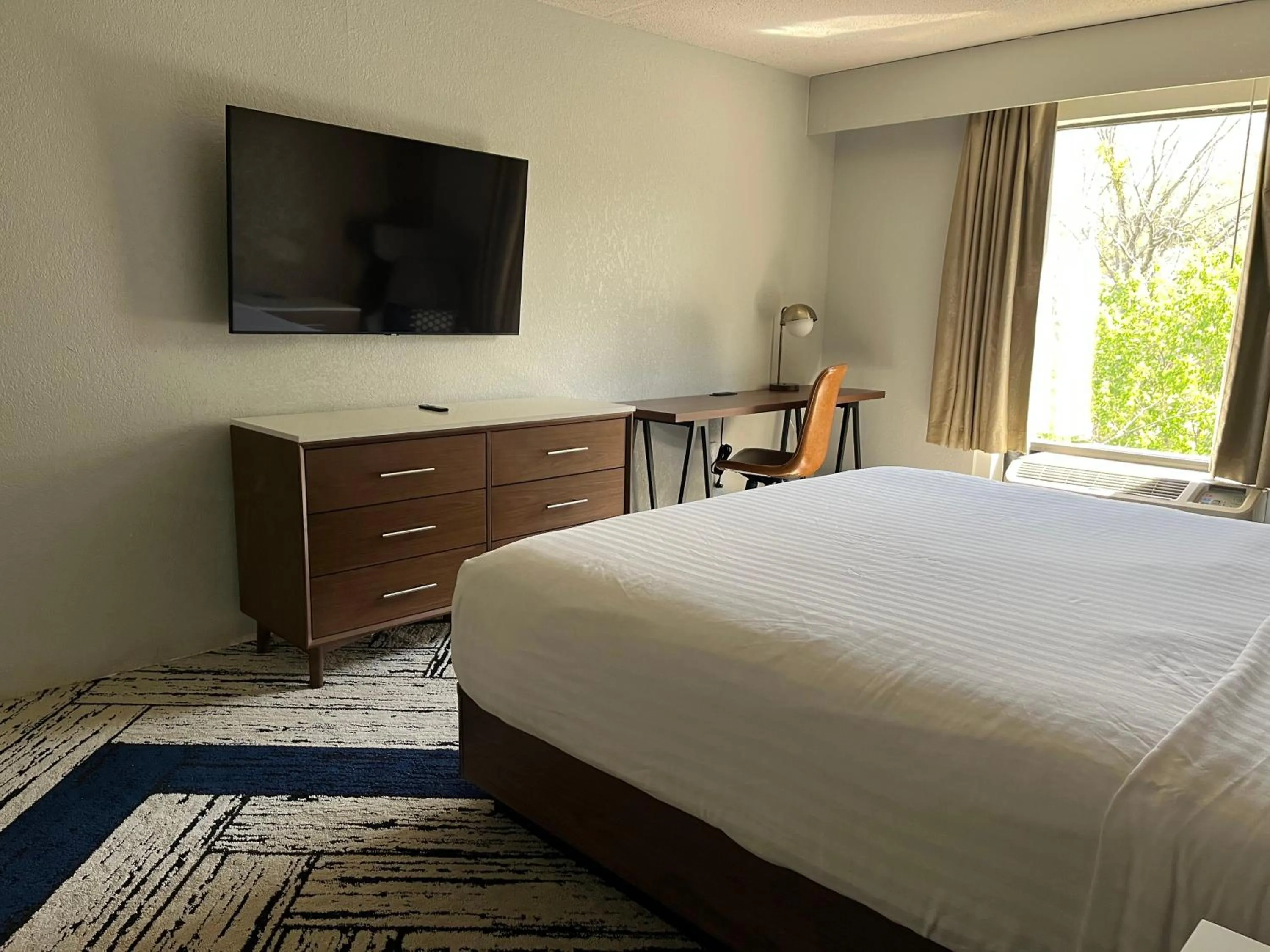 Photo of the whole room, Bed in Sky Point Hotel & Suites - Atlanta Airport