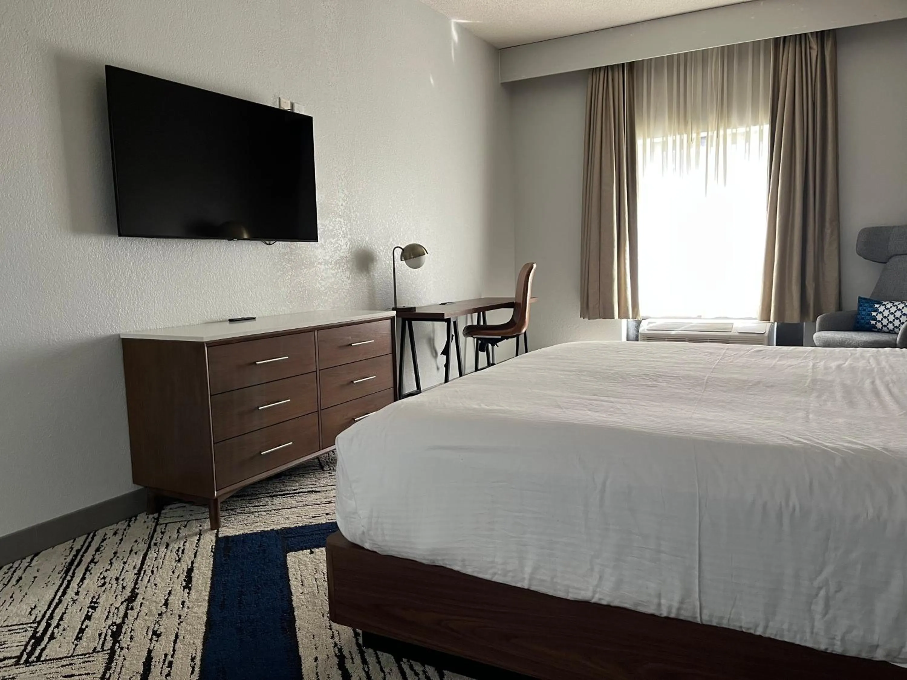 Photo of the whole room, Bed in Sky Point Hotel & Suites - Atlanta Airport