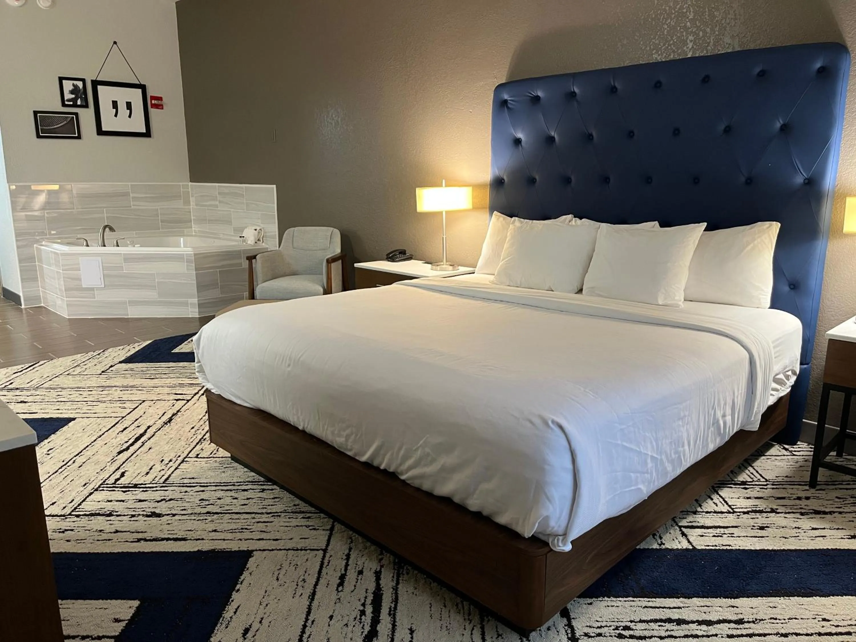 Photo of the whole room, Bed in Sky Point Hotel & Suites - Atlanta Airport