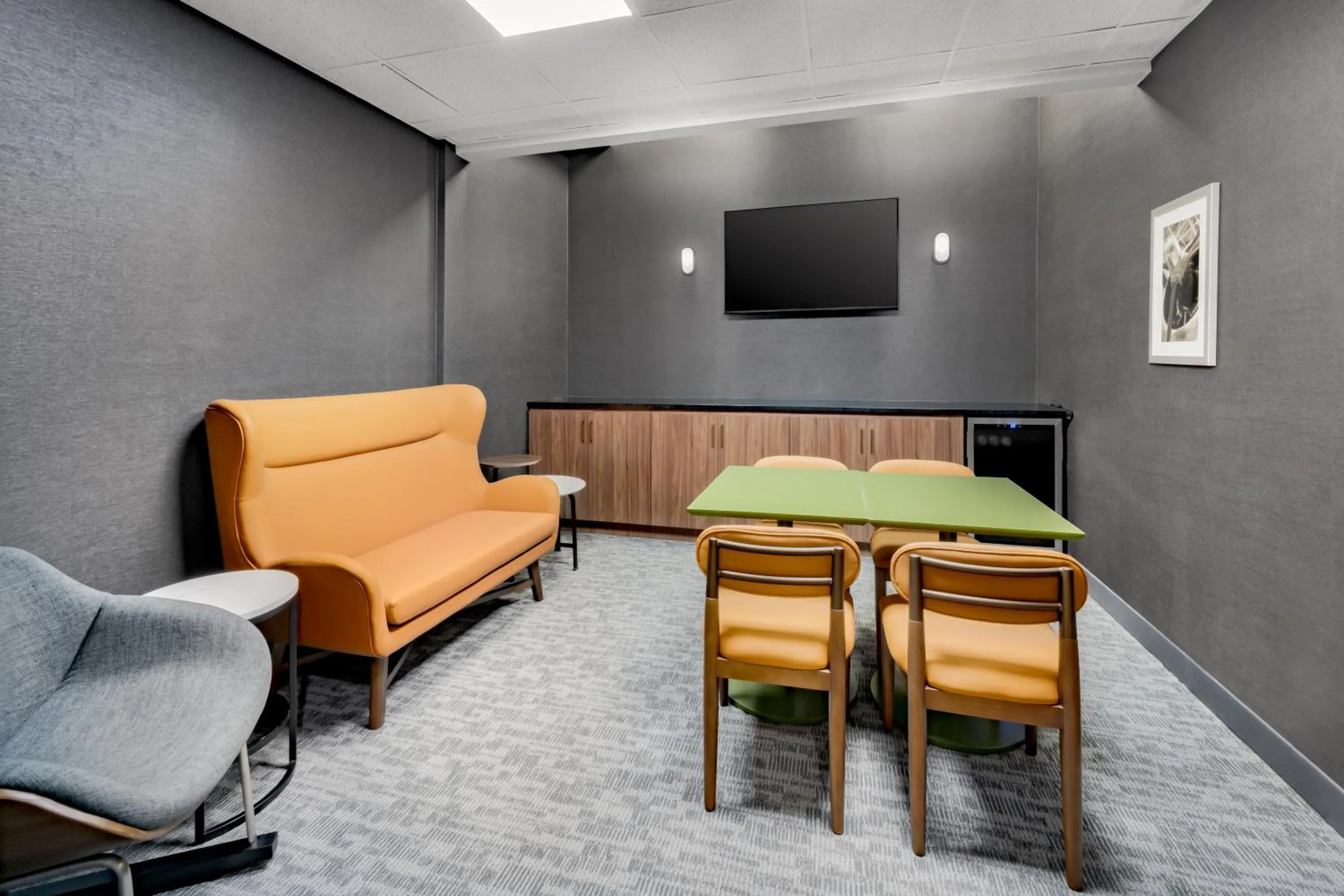 Communal lounge/ TV room in Four Points by Sheraton College Park Atlanta Airport