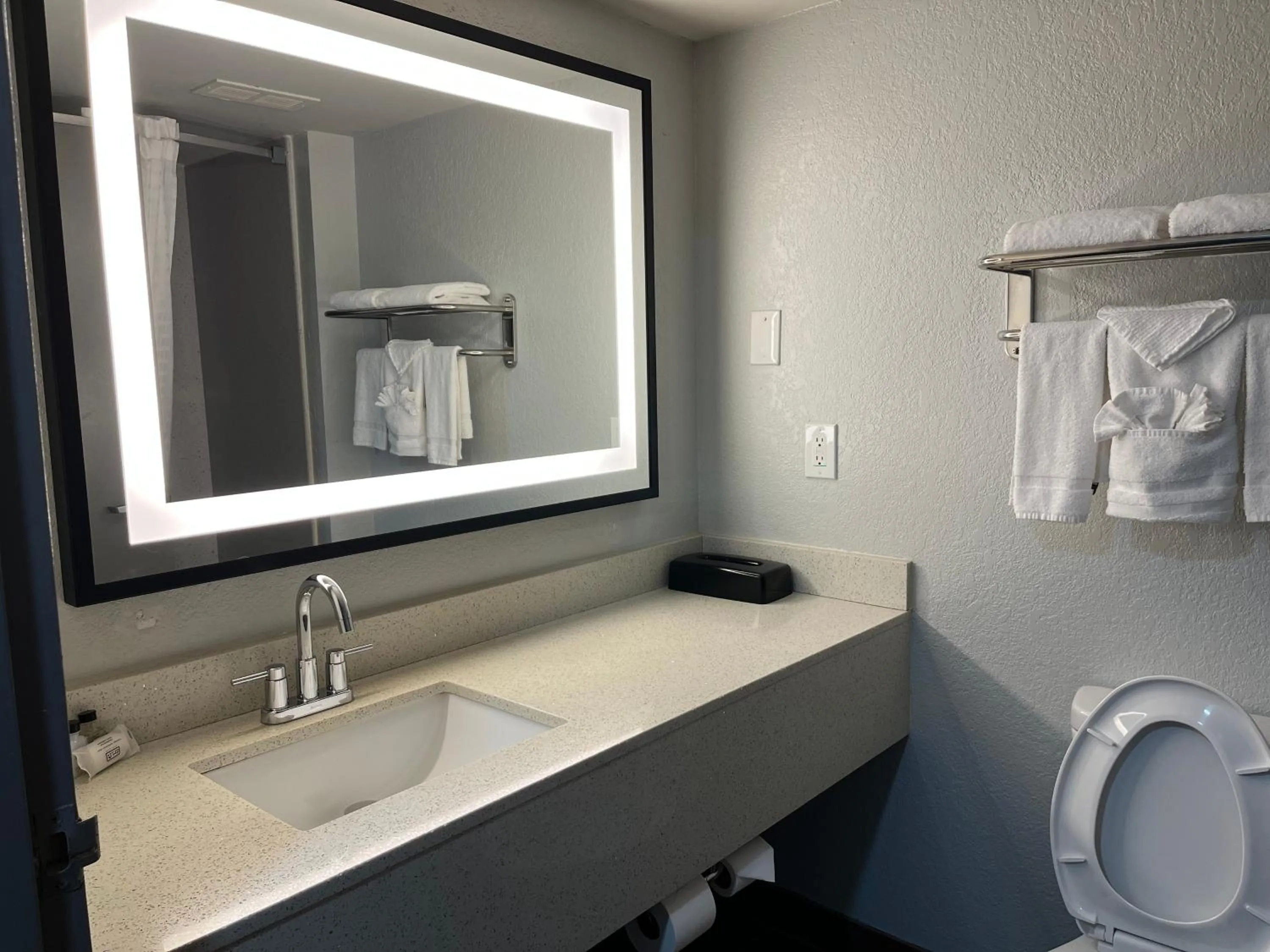 Bathroom in Sky Point Hotel & Suites - Atlanta Airport