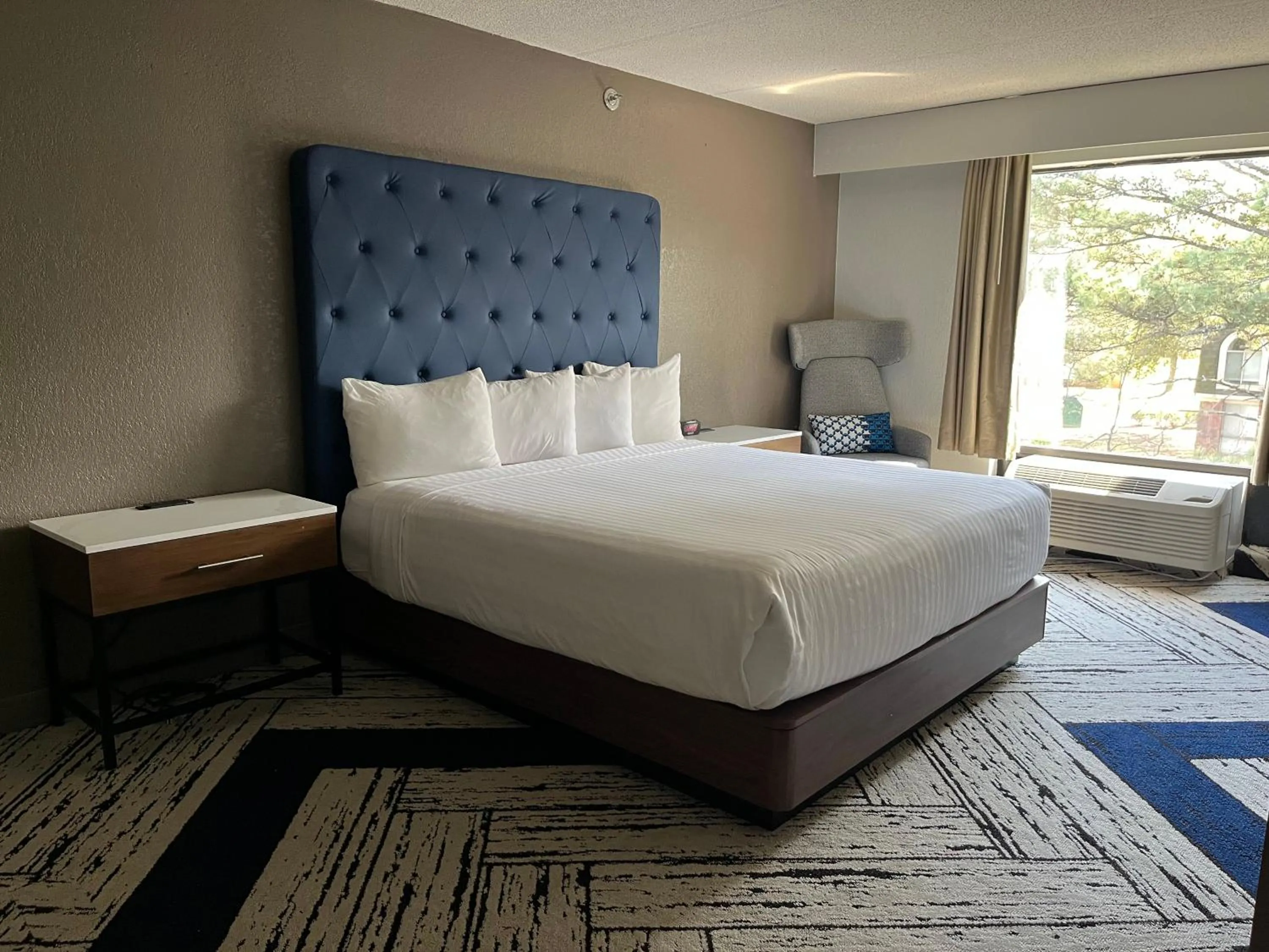 Photo of the whole room, Bed in Sky Point Hotel & Suites - Atlanta Airport