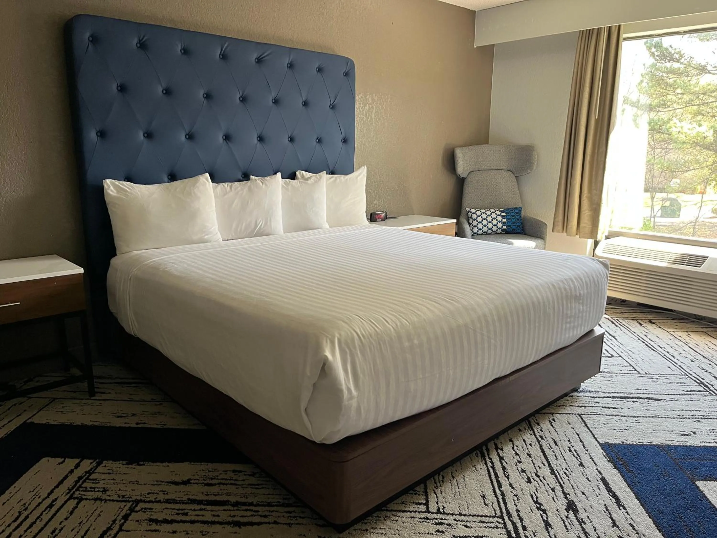 Photo of the whole room, Bed in Sky Point Hotel & Suites - Atlanta Airport